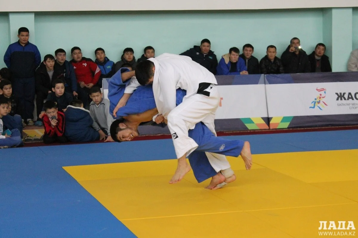 Этот поединок Сунгат Жубаткан (в белом кимоно) завершил победой. Фото автора||news_pic_more|<!--TBegin--><a href="https://img.lada.kz/2015-12/1451052023_img_2494.jpg" onclick="return hs.expand(this)" ><img align="left" src="https://img.lada.kz/2015-12/thumbs/1451052023_img_2494.jpg" alt='В областных соревнованиях по дзюдо в Актау участвуют победители и призеры чемпионата Азии' title='В областных соревнованиях по дзюдо в Актау участвуют победители и призеры чемпионата Азии'  /></a><!--TEnd--><br /><!--TBegin--><a href="https://img.lada.kz/2015-12/1451051969_img_2498.jpg" onclick="return hs.expand(this)" ><img align="left" src="https://img.lada.kz/2015-12/thumbs/1451051969_img_2498.jpg" alt='В областных соревнованиях по дзюдо в Актау участвуют победители и призеры чемпионата Азии' title='В областных соревнованиях по дзюдо в Актау участвуют победители и призеры чемпионата Азии'  /></a><!--TEnd--><br /><!--TBegin--><a href="https://img.lada.kz/2015-12/1451052013_img_2502.jpg" onclick="return hs.expand(this)" ><img align="left" src="https://img.lada.kz/2015-12/thumbs/1451052013_img_2502.jpg" alt='В областных соревнованиях по дзюдо в Актау участвуют победители и призеры чемпионата Азии' title='В областных соревнованиях по дзюдо в Актау участвуют победители и призеры чемпионата Азии'  /></a><!--TEnd--><br /><!--TBegin--><a href="https://img.lada.kz/2015-12/1451052013_img_2506.jpg" onclick="return hs.expand(this)" ><img align="left" src="https://img.lada.kz/2015-12/thumbs/1451052013_img_2506.jpg" alt='В областных соревнованиях по дзюдо в Актау участвуют победители и призеры чемпионата Азии' title='В областных соревнованиях по дзюдо в Актау участвуют победители и призеры чемпионата Азии'  /></a><!--TEnd--><br /><!--TBegin--><a href="https://img.lada.kz/2015-12/1451051975_img_2519.jpg" onclick="return hs.expand(this)" ><img align="left" src="https://img.lada.kz/2015-12/thumbs/1451051975_img_2519.jpg" alt='В областных соревнованиях по дзюдо в Актау участвуют победители и призеры чемпионата Азии' title='В областных соревнованиях по дзюдо в Актау участвуют победители и призеры чемпионата Азии'  /></a><!--TEnd--><br /><!--TBegin--><a href="https://img.lada.kz/2015-12/1451052005_img_2522.jpg" onclick="return hs.expand(this)" ><img align="left" src="https://img.lada.kz/2015-12/thumbs/1451052005_img_2522.jpg" alt='В областных соревнованиях по дзюдо в Актау участвуют победители и призеры чемпионата Азии' title='В областных соревнованиях по дзюдо в Актау участвуют победители и призеры чемпионата Азии'  /></a><!--TEnd-->