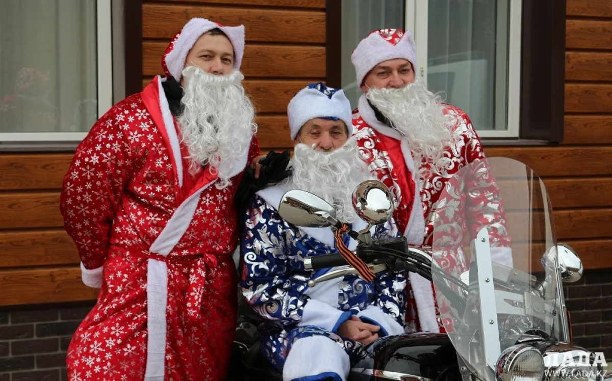Байкеры - Деды Морозы||news_pic_more|<!--TBegin--><a href="https://img.lada.kz/2015-12/1451286286_7jxymsk8azk.jpg" onclick="return hs.expand(this)" ><img align="left" src="https://img.lada.kz/2015-12/thumbs/1451286286_7jxymsk8azk.jpg" alt='В Актау Деды Морозы на мотоциклах поздравили детей с Новым годом' title='В Актау Деды Морозы на мотоциклах поздравили детей с Новым годом'  /></a><!--TEnd--><br /><!--TBegin--><a href="https://img.lada.kz/2015-12/1451286250_img_9127.jpg" onclick="return hs.expand(this)" ><img align="left" src="https://img.lada.kz/2015-12/thumbs/1451286250_img_9127.jpg" alt='В Актау Деды Морозы на мотоциклах поздравили детей с Новым годом' title='В Актау Деды Морозы на мотоциклах поздравили детей с Новым годом'  /></a><!--TEnd--><br /><!--TBegin--><a href="https://img.lada.kz/2015-12/1451286320_img_9134.jpg" onclick="return hs.expand(this)" ><img align="left" src="https://img.lada.kz/2015-12/thumbs/1451286320_img_9134.jpg" alt='В Актау Деды Морозы на мотоциклах поздравили детей с Новым годом' title='В Актау Деды Морозы на мотоциклах поздравили детей с Новым годом'  /></a><!--TEnd--><br /><!--TBegin--><a href="https://img.lada.kz/2015-12/1451286279_img_9138.jpg" onclick="return hs.expand(this)" ><img align="left" src="https://img.lada.kz/2015-12/thumbs/1451286279_img_9138.jpg" alt='В Актау Деды Морозы на мотоциклах поздравили детей с Новым годом' title='В Актау Деды Морозы на мотоциклах поздравили детей с Новым годом'  /></a><!--TEnd-->