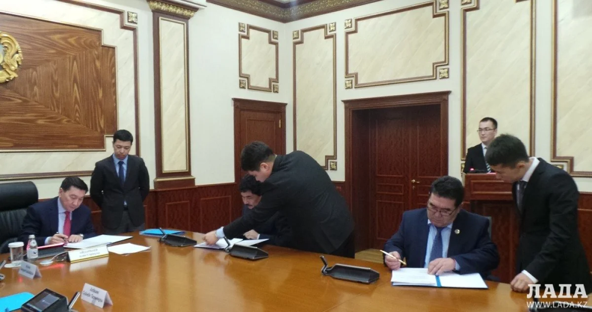 Подписание меморандума||news_pic_more|<!--TBegin--><a href="https://img.lada.kz/2015-12/1451318428_2.jpg" onclick="return hs.expand(this)" ><img align="left" src="https://img.lada.kz/2015-12/thumbs/1451318428_2.jpg" alt='Акимат Мангистауской области и недропользователи региона подписали меморандум о недопущении сокращения рабочих мест' title='Акимат Мангистауской области и недропользователи региона подписали меморандум о недопущении сокращения рабочих мест'  /></a><!--TEnd--><br /><!--TBegin--><a href="https://img.lada.kz/2015-12/1451318475_3.jpg" onclick="return hs.expand(this)" ><img align="left" src="https://img.lada.kz/2015-12/thumbs/1451318475_3.jpg" alt='Акимат Мангистауской области и недропользователи региона подписали меморандум о недопущении сокращения рабочих мест' title='Акимат Мангистауской области и недропользователи региона подписали меморандум о недопущении сокращения рабочих мест'  /></a><!--TEnd--><br /><!--TBegin--><a href="https://img.lada.kz/2015-12/1451318500_4.jpg" onclick="return hs.expand(this)" ><img align="left" src="https://img.lada.kz/2015-12/thumbs/1451318500_4.jpg" alt='Акимат Мангистауской области и недропользователи региона подписали меморандум о недопущении сокращения рабочих мест' title='Акимат Мангистауской области и недропользователи региона подписали меморандум о недопущении сокращения рабочих мест'  /></a><!--TEnd--><br /><!--TBegin--><a href="https://img.lada.kz/2015-12/1451318438_5.jpg" onclick="return hs.expand(this)" ><img align="left" src="https://img.lada.kz/2015-12/thumbs/1451318438_5.jpg" alt='Акимат Мангистауской области и недропользователи региона подписали меморандум о недопущении сокращения рабочих мест' title='Акимат Мангистауской области и недропользователи региона подписали меморандум о недопущении сокращения рабочих мест'  /></a><!--TEnd--><br /><!--TBegin--><a href="https://img.lada.kz/2015-12/1451318474_6.jpg" onclick="return hs.expand(this)" ><img align="left" src="https://img.lada.kz/2015-12/thumbs/1451318474_6.jpg" alt='Акимат Мангистауской области и недропользователи региона подписали меморандум о недопущении сокращения рабочих мест' title='Акимат Мангистауской области и недропользователи региона подписали меморандум о недопущении сокращения рабочих мест'  /></a><!--TEnd--><br /><!--TBegin--><a href="https://img.lada.kz/2015-12/1451318457_7.jpg" onclick="return hs.expand(this)" ><img align="left" src="https://img.lada.kz/2015-12/thumbs/1451318457_7.jpg" alt='Акимат Мангистауской области и недропользователи региона подписали меморандум о недопущении сокращения рабочих мест' title='Акимат Мангистауской области и недропользователи региона подписали меморандум о недопущении сокращения рабочих мест'  /></a><!--TEnd-->