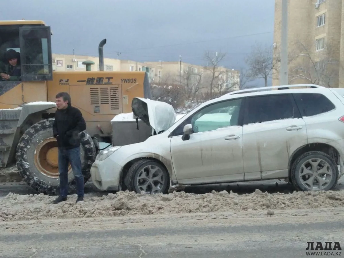 Фото очевидцев||news_pic_more|<!--TBegin--><a href="https://img.lada.kz/2016-01/1451747408__20160102_200743.jpg" onclick="return hs.expand(this)" ><img align="left" src="https://img.lada.kz/2016-01/thumbs/1451747408__20160102_200743.jpg" alt='В Актау Subaru столкнулся с погрузчиком' title='В Актау Subaru столкнулся с погрузчиком'  /></a><!--TEnd--><br /><!--dle_image_begin:https://img.lada.kz/2016-01/1451747405__20160102_200803.jpg|left--><img src="https://img.lada.kz/2016-01/1451747405__20160102_200803.jpg" align="left" alt="В Актау Subaru столкнулся с погрузчиком" title="В Актау Subaru столкнулся с погрузчиком"  /><!--dle_image_end-->