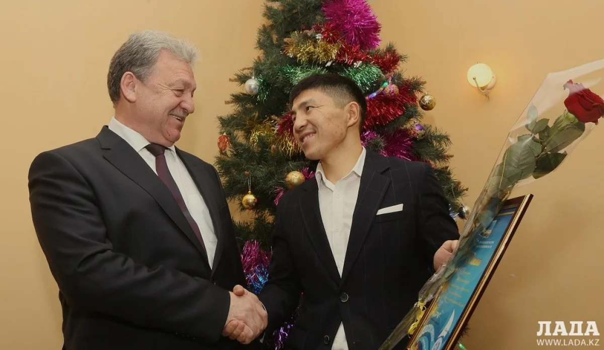 Вручение грамоты единственному обладтелю лицензии на Олимпиаду в Рио боксеру Берику Абдрахманову. Фото Таланта Кусаина||news_pic_more|<!--TBegin--><a href="https://img.lada.kz/2016-01/1451977108_img_0792.jpg" onclick="return hs.expand(this)" ><img align="left" src="https://img.lada.kz/2016-01/thumbs/1451977108_img_0792.jpg" alt='В управлении спорта Мангистау чествовали лучших тренеров и спортсменов 2015 года' title='В управлении спорта Мангистау чествовали лучших тренеров и спортсменов 2015 года'  /></a><!--TEnd--><br /><!--TBegin--><a href="https://img.lada.kz/2016-01/1451977123_img_0808.jpg" onclick="return hs.expand(this)" ><img align="left" src="https://img.lada.kz/2016-01/thumbs/1451977123_img_0808.jpg" alt='В управлении спорта Мангистау чествовали лучших тренеров и спортсменов 2015 года' title='В управлении спорта Мангистау чествовали лучших тренеров и спортсменов 2015 года'  /></a><!--TEnd--><br /><!--TBegin--><a href="https://img.lada.kz/2016-01/1451977085_img_0811.jpg" onclick="return hs.expand(this)" ><img align="left" src="https://img.lada.kz/2016-01/thumbs/1451977085_img_0811.jpg" alt='В управлении спорта Мангистау чествовали лучших тренеров и спортсменов 2015 года' title='В управлении спорта Мангистау чествовали лучших тренеров и спортсменов 2015 года'  /></a><!--TEnd--><br /><!--TBegin--><a href="https://img.lada.kz/2016-01/1451977099_img_0830.jpg" onclick="return hs.expand(this)" ><img align="left" src="https://img.lada.kz/2016-01/thumbs/1451977099_img_0830.jpg" alt='В управлении спорта Мангистау чествовали лучших тренеров и спортсменов 2015 года' title='В управлении спорта Мангистау чествовали лучших тренеров и спортсменов 2015 года'  /></a><!--TEnd--><br /><!--TBegin--><a href="https://img.lada.kz/2016-01/1451977117_img_0843.jpg" onclick="return hs.expand(this)" ><img align="left" src="https://img.lada.kz/2016-01/thumbs/1451977117_img_0843.jpg" alt='В управлении спорта Мангистау чествовали лучших тренеров и спортсменов 2015 года' title='В управлении спорта Мангистау чествовали лучших тренеров и спортсменов 2015 года'  /></a><!--TEnd--><br /><!--TBegin--><a href="https://img.lada.kz/2016-01/1451977047_img_0845.jpg" onclick="return hs.expand(this)" ><img align="left" src="https://img.lada.kz/2016-01/thumbs/1451977047_img_0845.jpg" alt='В управлении спорта Мангистау чествовали лучших тренеров и спортсменов 2015 года' title='В управлении спорта Мангистау чествовали лучших тренеров и спортсменов 2015 года'  /></a><!--TEnd--><br /><!--TBegin--><a href="https://img.lada.kz/2016-01/1451977076_img_0851.jpg" onclick="return hs.expand(this)" ><img align="left" src="https://img.lada.kz/2016-01/thumbs/1451977076_img_0851.jpg" alt='В управлении спорта Мангистау чествовали лучших тренеров и спортсменов 2015 года' title='В управлении спорта Мангистау чествовали лучших тренеров и спортсменов 2015 года'  /></a><!--TEnd--><br /><!--TBegin--><a href="https://img.lada.kz/2016-01/1451977123_img_0854.jpg" onclick="return hs.expand(this)" ><img align="left" src="https://img.lada.kz/2016-01/thumbs/1451977123_img_0854.jpg" alt='В управлении спорта Мангистау чествовали лучших тренеров и спортсменов 2015 года' title='В управлении спорта Мангистау чествовали лучших тренеров и спортсменов 2015 года'  /></a><!--TEnd--><br /><!--TBegin--><a href="https://img.lada.kz/2016-01/1451977099_img_0857.jpg" onclick="return hs.expand(this)" ><img align="left" src="https://img.lada.kz/2016-01/thumbs/1451977099_img_0857.jpg" alt='В управлении спорта Мангистау чествовали лучших тренеров и спортсменов 2015 года' title='В управлении спорта Мангистау чествовали лучших тренеров и спортсменов 2015 года'  /></a><!--TEnd-->