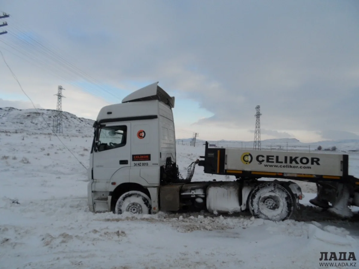 Спецтехника мангистауских предприятий в снежном плену. Фото ДЧС Мангистау