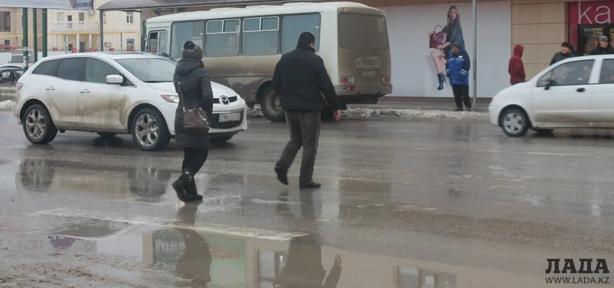 Пешеходы в Актау. Фото автора