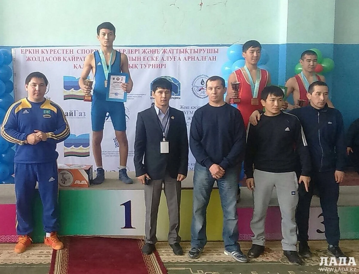 Награждение актауского бореца  Аманжола Гурленбаева. Фото предоставлено МОСДЮШОР