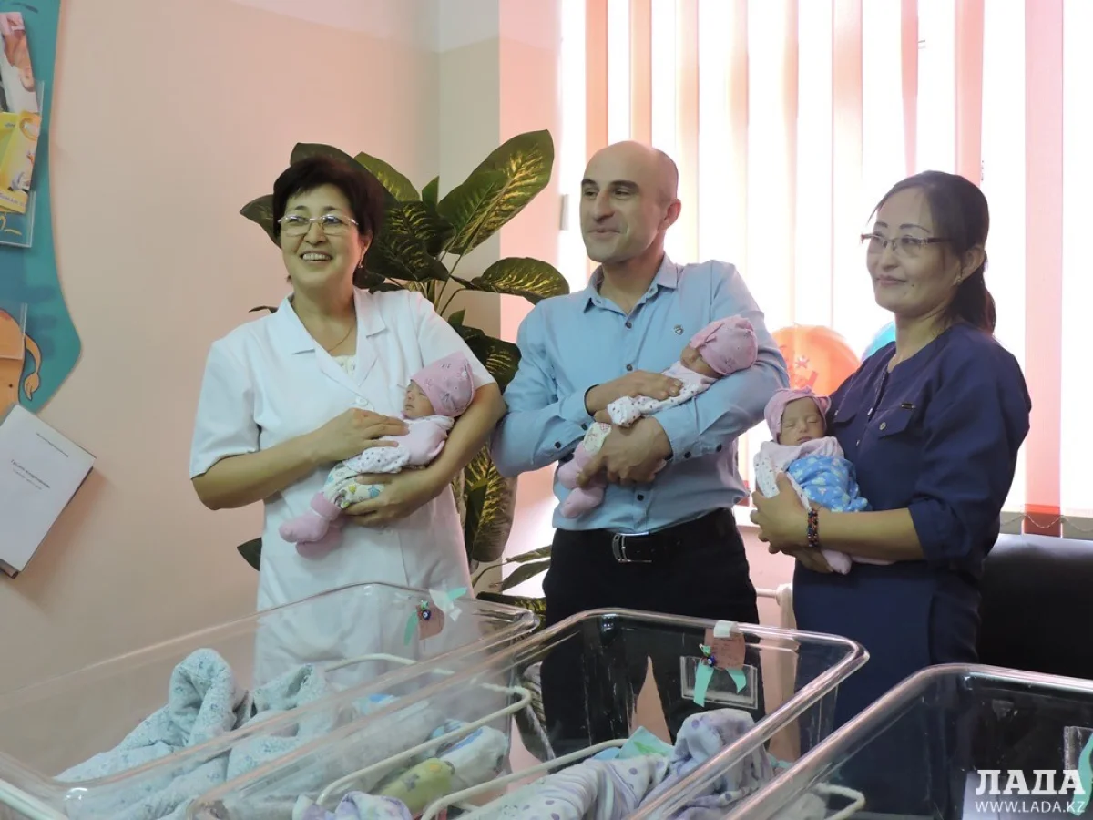 Счастливые родители с детьми и доктором. Фото автора