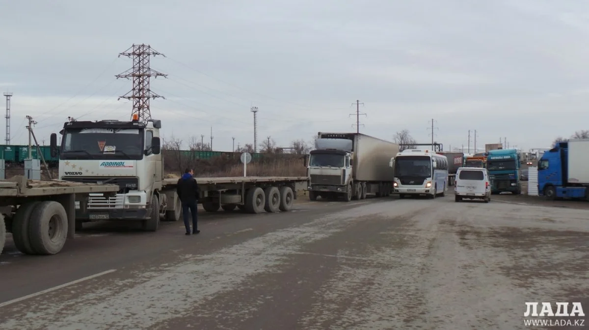 Фуры в порту Актау