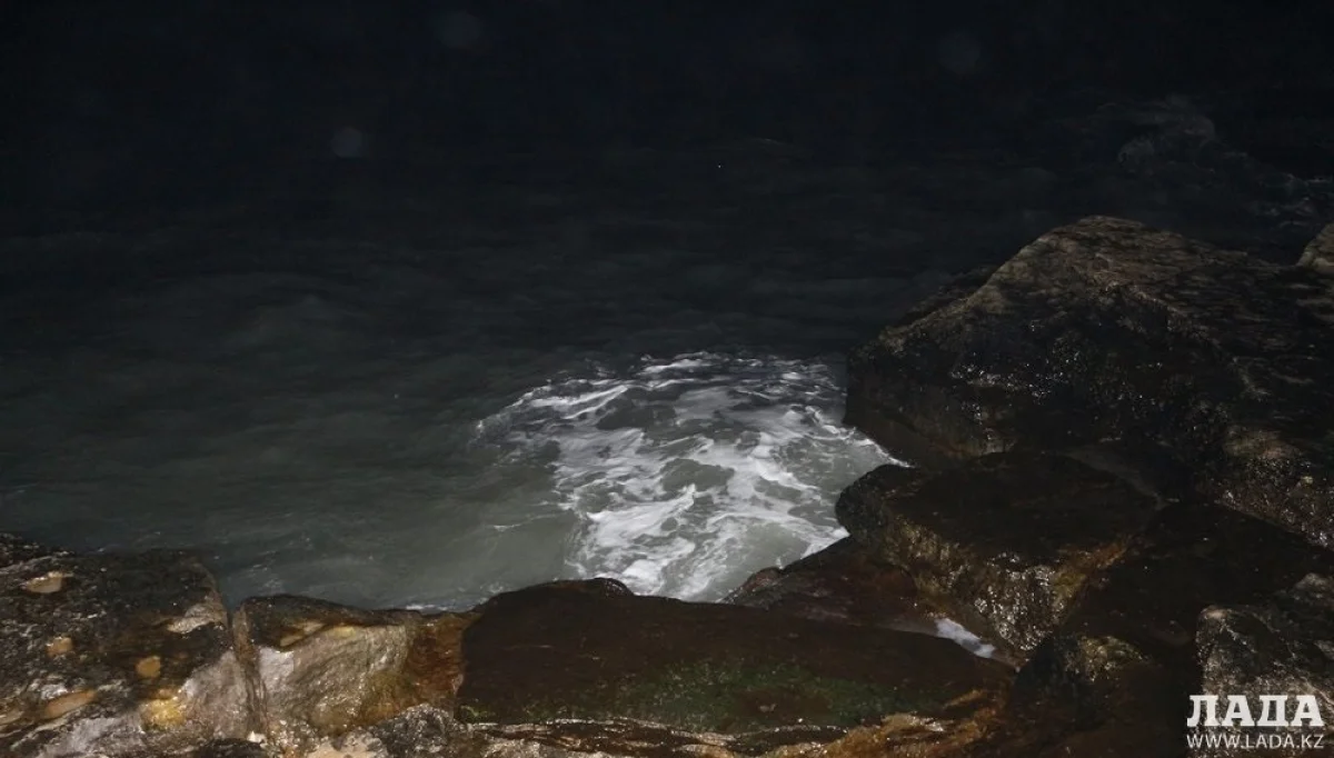 Место, где произошла трагедия||news_pic_more|<!--TBegin--><a href="https://img.lada.kz/2016-01/1453473337_12571342_774137776063563_1209067446_n.jpg" onclick="return hs.expand(this)" ><img align="left" src="https://img.lada.kz/2016-01/thumbs/1453473337_12571342_774137776063563_1209067446_n.jpg" alt='В Актау продолжаются поиски утонувшего 24-летнего парня' title='В Актау продолжаются поиски утонувшего 24-летнего парня'  /></a><!--TEnd-->