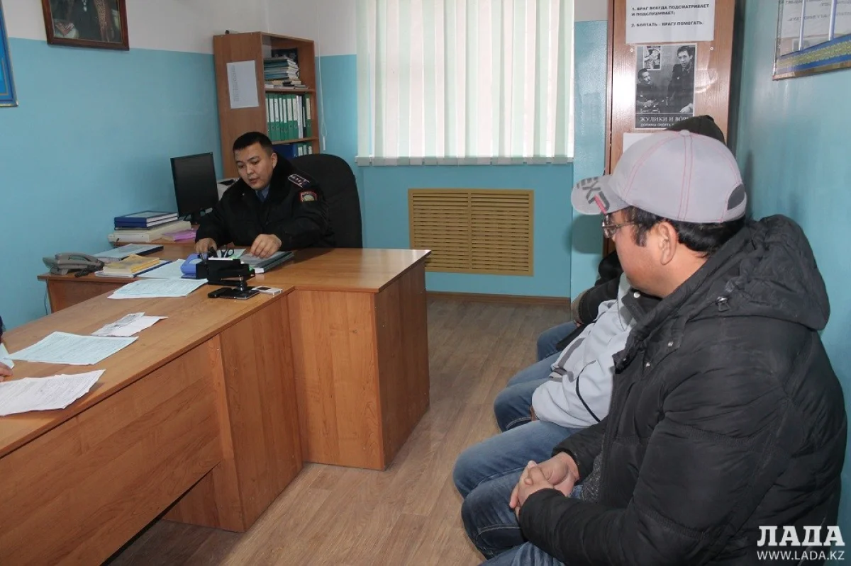 Иногородние нарушители доставлены в полицейский участок. Фото автора