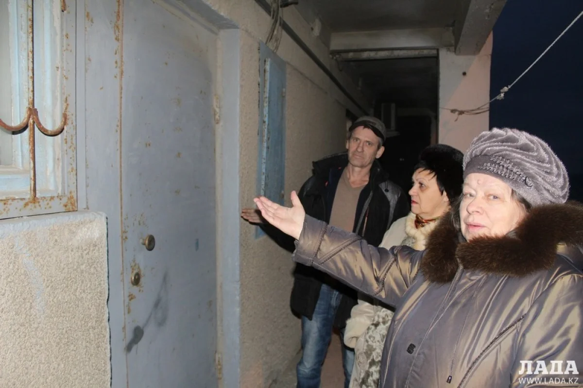 Жильцы перед закрытой квартирой. Фото автора