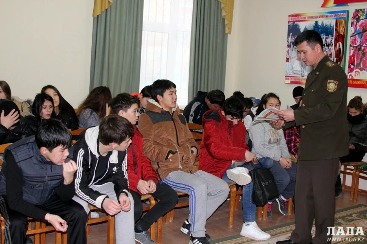 Пожарный рассказывает о своей работе школьникам. Фото Рукии Сычевой