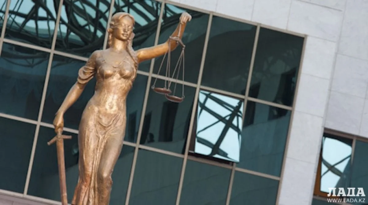 статуя богини правосудия