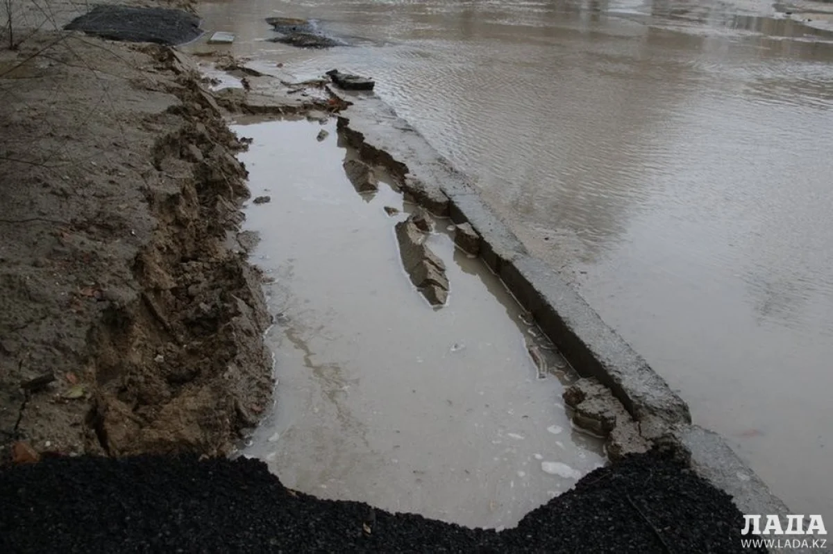 Провалившийся асфальт 7 микрорайон 12 дом. Фото Ольги Ярославской