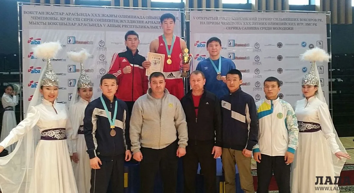 Награждение победителей. Фото предоставлено пресс-службой федерации бокса Мангистауской области