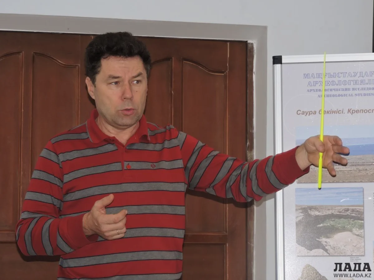 Автор выставки А.Астафьев. Фото автора