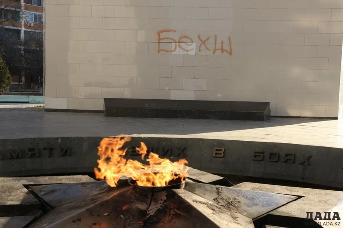 Фото Кадырбека Айдарулы||news_pic_more|<!--TBegin--><a href="https://img.lada.kz/2016-02/1454507432_img_0053.jpg" onclick="return hs.expand(this)" ><img align="left" src="https://img.lada.kz/2016-02/thumbs/1454507432_img_0053.jpg" alt='В Актау полиция разыскивает надругавшегося над монументом «Вечный огонь»' title='В Актау полиция разыскивает надругавшегося над монументом «Вечный огонь»'  /></a><!--TEnd--><br /><!--TBegin--><a href="https://img.lada.kz/2016-02/1454507392_img_0057.jpg" onclick="return hs.expand(this)" ><img align="left" src="https://img.lada.kz/2016-02/thumbs/1454507392_img_0057.jpg" alt='В Актау полиция разыскивает надругавшегося над монументом «Вечный огонь»' title='В Актау полиция разыскивает надругавшегося над монументом «Вечный огонь»'  /></a><!--TEnd--><br /><!--TBegin--><a href="https://img.lada.kz/2016-02/1454507460_img_0071.jpg" onclick="return hs.expand(this)" ><img align="left" src="https://img.lada.kz/2016-02/thumbs/1454507460_img_0071.jpg" alt='В Актау полиция разыскивает надругавшегося над монументом «Вечный огонь»' title='В Актау полиция разыскивает надругавшегося над монументом «Вечный огонь»'  /></a><!--TEnd--><br /><!--TBegin--><a href="https://img.lada.kz/2016-02/1454507392_glavnaya.jpg" onclick="return hs.expand(this)" ><img align="left" src="https://img.lada.kz/2016-02/thumbs/1454507392_glavnaya.jpg" alt='В Актау полиция разыскивает надругавшегося над монументом «Вечный огонь»' title='В Актау полиция разыскивает надругавшегося над монументом «Вечный огонь»'  /></a><!--TEnd-->