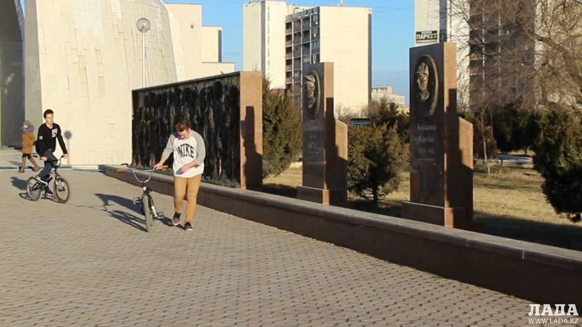 Скейтбордисты и велосипедисты предпочитают кататься у монумента &quot;Вечный огонь&quot;.