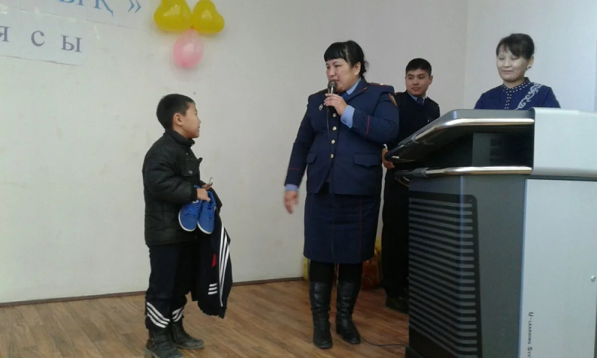 Кроссовки и спортивная форма для этого школьника стали долгожданными. Фото Кайрата Кайсарова