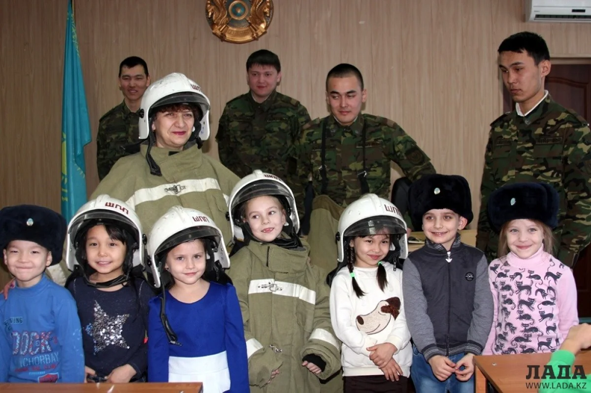 Дошколята в гостях у пожарных Актау. Фото Рукии Сычевовй