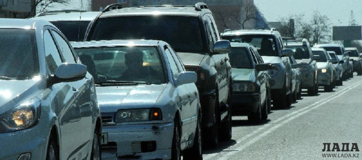 Автомашины в Актау. Фото Таланта Кусаина