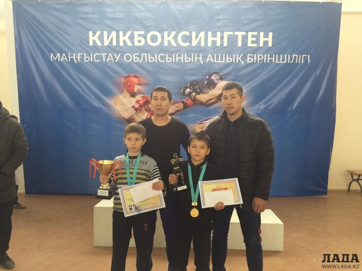 Первые претенденты на участие в республиканских соревнованиях и тренеры. Фото школы кикбоксинга