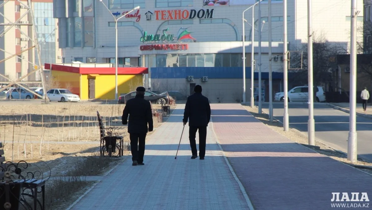 Тротуарная дорожка между 16 и 27 микрорайонами. Фото автора