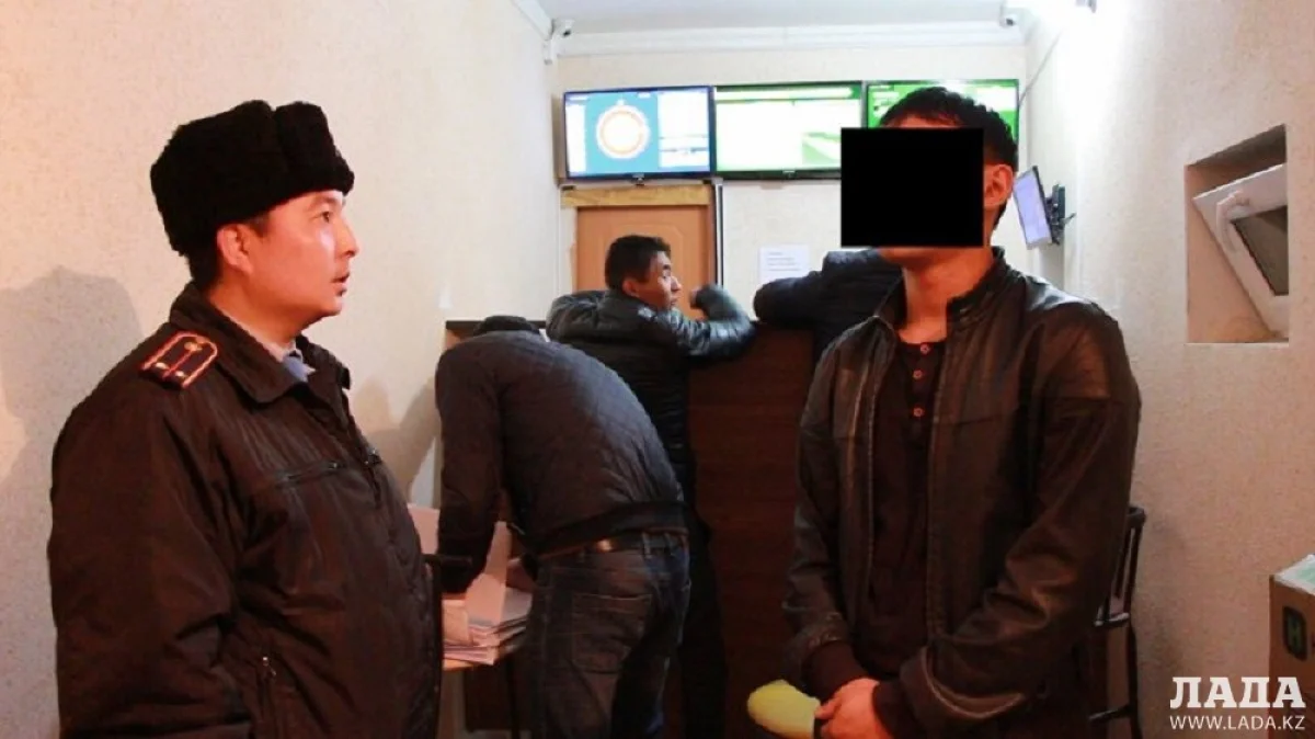 Малолетние нарушают комендантский час. Фото Таланта Кусаина