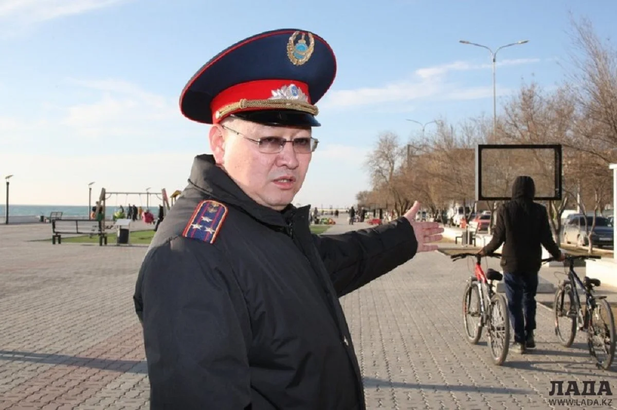 Начальник местной полиции Амангельды Халмурадов после беседы с юными предпринимателями. Фото Ольги Ярославской||news_pic_more|<!--TBegin--><a href="https://img.lada.kz/2016-02/1456519828_4x4x9346.jpg" onclick="return hs.expand(this)" ><img align="left" src="https://img.lada.kz/2016-02/thumbs/1456519828_4x4x9346.jpg" alt='Начальник местной полиции выявлял нарушителей на улицах Актау' title='Начальник местной полиции выявлял нарушителей на улицах Актау'  /></a><!--TEnd--><br /><!--TBegin--><a href="https://img.lada.kz/2016-02/1456519848_4x4x9347.jpg" onclick="return hs.expand(this)" ><img align="left" src="https://img.lada.kz/2016-02/thumbs/1456519848_4x4x9347.jpg" alt='Начальник местной полиции выявлял нарушителей на улицах Актау' title='Начальник местной полиции выявлял нарушителей на улицах Актау'  /></a><!--TEnd--><br /><!--TBegin--><a href="https://img.lada.kz/2016-02/1456519814_4x4x9369.jpg" onclick="return hs.expand(this)" ><img align="left" src="https://img.lada.kz/2016-02/thumbs/1456519814_4x4x9369.jpg" alt='Начальник местной полиции выявлял нарушителей на улицах Актау' title='Начальник местной полиции выявлял нарушителей на улицах Актау'  /></a><!--TEnd--><br /><!--TBegin--><a href="https://img.lada.kz/2016-02/1456519816_4x4x9376.jpg" onclick="return hs.expand(this)" ><img align="left" src="https://img.lada.kz/2016-02/thumbs/1456519816_4x4x9376.jpg" alt='Начальник местной полиции выявлял нарушителей на улицах Актау' title='Начальник местной полиции выявлял нарушителей на улицах Актау'  /></a><!--TEnd--><br /><!--TBegin--><a href="https://img.lada.kz/2016-02/1456519794_4x4x9377.jpg" onclick="return hs.expand(this)" ><img align="left" src="https://img.lada.kz/2016-02/thumbs/1456519794_4x4x9377.jpg" alt='Начальник местной полиции выявлял нарушителей на улицах Актау' title='Начальник местной полиции выявлял нарушителей на улицах Актау'  /></a><!--TEnd--><br /><!--TBegin--><a href="https://img.lada.kz/2016-02/1456519796_4x4x9426.jpg" onclick="return hs.expand(this)" ><img align="left" src="https://img.lada.kz/2016-02/thumbs/1456519796_4x4x9426.jpg" alt='Начальник местной полиции выявлял нарушителей на улицах Актау' title='Начальник местной полиции выявлял нарушителей на улицах Актау'  /></a><!--TEnd--><br /><!--TBegin--><a href="https://img.lada.kz/2016-02/1456519795_4x4x9429.jpg" onclick="return hs.expand(this)" ><img align="left" src="https://img.lada.kz/2016-02/thumbs/1456519795_4x4x9429.jpg" alt='Начальник местной полиции выявлял нарушителей на улицах Актау' title='Начальник местной полиции выявлял нарушителей на улицах Актау'  /></a><!--TEnd--><br /><!--TBegin--><a href="https://img.lada.kz/2016-02/1456519779_4x4x9448.jpg" onclick="return hs.expand(this)" ><img align="left" src="https://img.lada.kz/2016-02/thumbs/1456519779_4x4x9448.jpg" alt='Начальник местной полиции выявлял нарушителей на улицах Актау' title='Начальник местной полиции выявлял нарушителей на улицах Актау'  /></a><!--TEnd--><br /><!--TBegin--><a href="https://img.lada.kz/2016-02/1456519878_4x4x9452.jpg" onclick="return hs.expand(this)" ><img align="left" src="https://img.lada.kz/2016-02/thumbs/1456519878_4x4x9452.jpg" alt='Начальник местной полиции выявлял нарушителей на улицах Актау' title='Начальник местной полиции выявлял нарушителей на улицах Актау'  /></a><!--TEnd--><br /><!--TBegin--><a href="https://img.lada.kz/2016-02/1456519818_4x4x9454.jpg" onclick="return hs.expand(this)" ><img align="left" src="https://img.lada.kz/2016-02/thumbs/1456519818_4x4x9454.jpg" alt='Начальник местной полиции выявлял нарушителей на улицах Актау' title='Начальник местной полиции выявлял нарушителей на улицах Актау'  /></a><!--TEnd--><br /><!--TBegin--><a href="https://img.lada.kz/2016-02/1456519783_4x4x9461.jpg" onclick="return hs.expand(this)" ><img align="left" src="https://img.lada.kz/2016-02/thumbs/1456519783_4x4x9461.jpg" alt='Начальник местной полиции выявлял нарушителей на улицах Актау' title='Начальник местной полиции выявлял нарушителей на улицах Актау'  /></a><!--TEnd--><br /><!--TBegin--><a href="https://img.lada.kz/2016-02/1456519865_4x4x9469.jpg" onclick="return hs.expand(this)" ><img align="left" src="https://img.lada.kz/2016-02/thumbs/1456519865_4x4x9469.jpg" alt='Начальник местной полиции выявлял нарушителей на улицах Актау' title='Начальник местной полиции выявлял нарушителей на улицах Актау'  /></a><!--TEnd--><br /><!--TBegin--><a href="https://img.lada.kz/2016-02/1456519847_4x4x9485.jpg" onclick="return hs.expand(this)" ><img align="left" src="https://img.lada.kz/2016-02/thumbs/1456519847_4x4x9485.jpg" alt='Начальник местной полиции выявлял нарушителей на улицах Актау' title='Начальник местной полиции выявлял нарушителей на улицах Актау'  /></a><!--TEnd--><br /><!--TBegin--><a href="https://img.lada.kz/2016-02/1456519864_4x4x9493.jpg" onclick="return hs.expand(this)" ><img align="left" src="https://img.lada.kz/2016-02/thumbs/1456519864_4x4x9493.jpg" alt='Начальник местной полиции выявлял нарушителей на улицах Актау' title='Начальник местной полиции выявлял нарушителей на улицах Актау'  /></a><!--TEnd--><br /><!--TBegin--><a href="https://img.lada.kz/2016-02/1456519831_4x4x9497.jpg" onclick="return hs.expand(this)" ><img align="left" src="https://img.lada.kz/2016-02/thumbs/1456519831_4x4x9497.jpg" alt='Начальник местной полиции выявлял нарушителей на улицах Актау' title='Начальник местной полиции выявлял нарушителей на улицах Актау'  /></a><!--TEnd--><br /><!--TBegin--><a href="https://img.lada.kz/2016-02/1456519846_4x4x9502.jpg" onclick="return hs.expand(this)" ><img align="left" src="https://img.lada.kz/2016-02/thumbs/1456519846_4x4x9502.jpg" alt='Начальник местной полиции выявлял нарушителей на улицах Актау' title='Начальник местной полиции выявлял нарушителей на улицах Актау'  /></a><!--TEnd--><br /><!--TBegin--><a href="https://img.lada.kz/2016-02/1456519810_4x4x9515.jpg" onclick="return hs.expand(this)" ><img align="left" src="https://img.lada.kz/2016-02/thumbs/1456519810_4x4x9515.jpg" alt='Начальник местной полиции выявлял нарушителей на улицах Актау' title='Начальник местной полиции выявлял нарушителей на улицах Актау'  /></a><!--TEnd--><br /><!--TBegin--><a href="https://img.lada.kz/2016-02/1456519850_4x4x9518.jpg" onclick="return hs.expand(this)" ><img align="left" src="https://img.lada.kz/2016-02/thumbs/1456519850_4x4x9518.jpg" alt='Начальник местной полиции выявлял нарушителей на улицах Актау' title='Начальник местной полиции выявлял нарушителей на улицах Актау'  /></a><!--TEnd-->