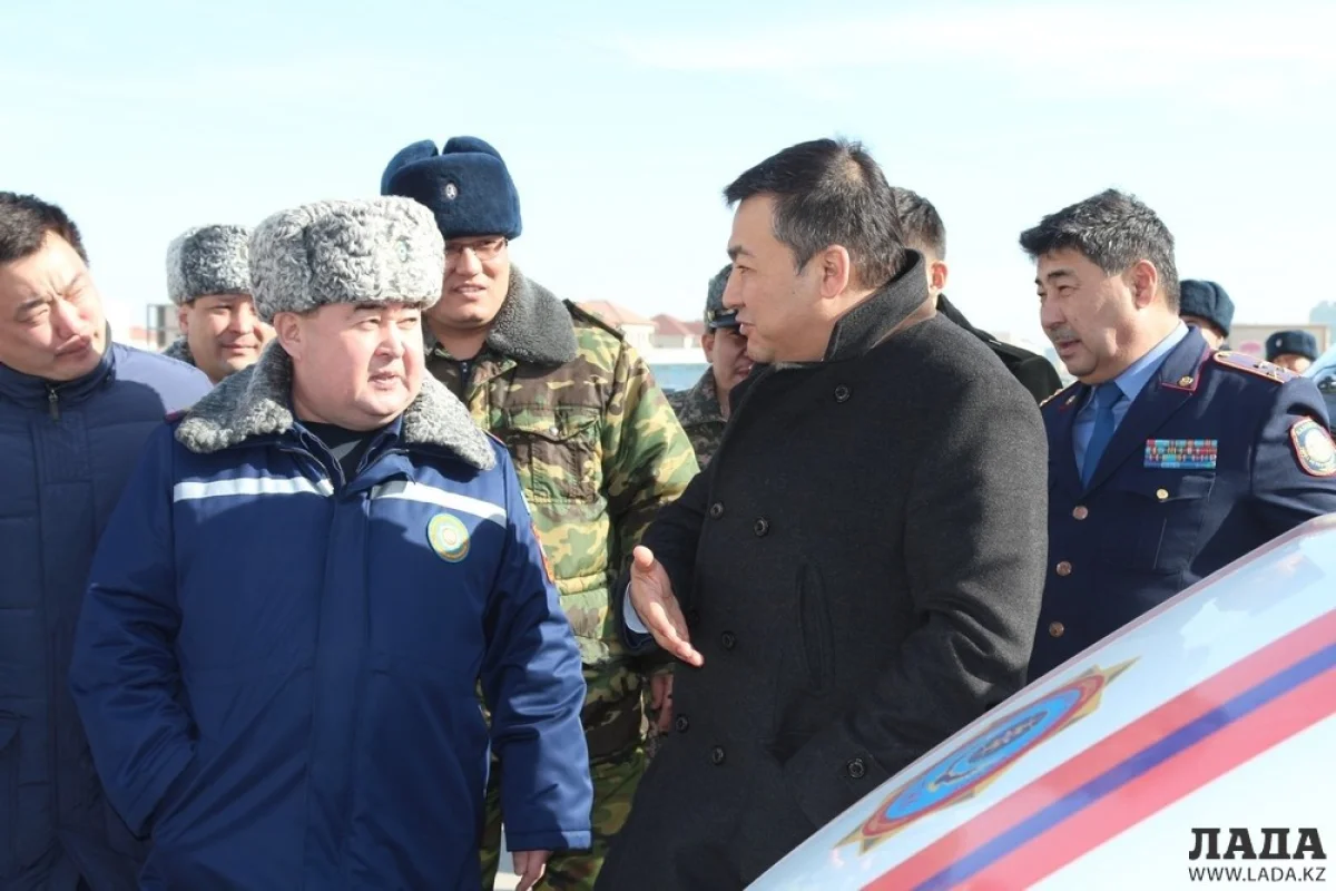 Замакима области Ануар Чужегулов и глава ДЧС Куанар Базарбаев на учениях. Фото Рашида Исмагилова||news_pic_more|<!--TBegin--><a href="https://img.lada.kz/2016-03/1457044076_img_1070uchenie.jpg" onclick="return hs.expand(this)" ><img align="left" src="https://img.lada.kz/2016-03/thumbs/1457044076_img_1070uchenie.jpg" alt='Мангистауские спасатели отработали готовность к чрезвычайным ситуациям во время весенних паводков' title='Мангистауские спасатели отработали готовность к чрезвычайным ситуациям во время весенних паводков'  /></a><!--TEnd--><br /><!--TBegin--><a href="https://img.lada.kz/2016-03/1457044086_img_1102uchenie.jpg" onclick="return hs.expand(this)" ><img align="left" src="https://img.lada.kz/2016-03/thumbs/1457044086_img_1102uchenie.jpg" alt='Мангистауские спасатели отработали готовность к чрезвычайным ситуациям во время весенних паводков' title='Мангистауские спасатели отработали готовность к чрезвычайным ситуациям во время весенних паводков'  /></a><!--TEnd--><br /><!--TBegin--><a href="https://img.lada.kz/2016-03/1457044121_img_1170uchenie.jpg" onclick="return hs.expand(this)" ><img align="left" src="https://img.lada.kz/2016-03/thumbs/1457044121_img_1170uchenie.jpg" alt='Мангистауские спасатели отработали готовность к чрезвычайным ситуациям во время весенних паводков' title='Мангистауские спасатели отработали готовность к чрезвычайным ситуациям во время весенних паводков'  /></a><!--TEnd--><br /><!--TBegin--><a href="https://img.lada.kz/2016-03/1457044133_img_1184uchenie.jpg" onclick="return hs.expand(this)" ><img align="left" src="https://img.lada.kz/2016-03/thumbs/1457044133_img_1184uchenie.jpg" alt='Мангистауские спасатели отработали готовность к чрезвычайным ситуациям во время весенних паводков' title='Мангистауские спасатели отработали готовность к чрезвычайным ситуациям во время весенних паводков'  /></a><!--TEnd--><br /><!--TBegin--><a href="https://img.lada.kz/2016-03/1457044126_img_1364uchenie-2.jpg" onclick="return hs.expand(this)" ><img align="left" src="https://img.lada.kz/2016-03/thumbs/1457044126_img_1364uchenie-2.jpg" alt='Мангистауские спасатели отработали готовность к чрезвычайным ситуациям во время весенних паводков' title='Мангистауские спасатели отработали готовность к чрезвычайным ситуациям во время весенних паводков'  /></a><!--TEnd--><br /><!--TBegin--><a href="https://img.lada.kz/2016-03/1457044125_img_1383uchenie-2.jpg" onclick="return hs.expand(this)" ><img align="left" src="https://img.lada.kz/2016-03/thumbs/1457044125_img_1383uchenie-2.jpg" alt='Мангистауские спасатели отработали готовность к чрезвычайным ситуациям во время весенних паводков' title='Мангистауские спасатели отработали готовность к чрезвычайным ситуациям во время весенних паводков'  /></a><!--TEnd--><br /><!--TBegin--><a href="https://img.lada.kz/2016-03/1457044147_img_1472uchenie.jpg" onclick="return hs.expand(this)" ><img align="left" src="https://img.lada.kz/2016-03/thumbs/1457044147_img_1472uchenie.jpg" alt='Мангистауские спасатели отработали готовность к чрезвычайным ситуациям во время весенних паводков' title='Мангистауские спасатели отработали готовность к чрезвычайным ситуациям во время весенних паводков'  /></a><!--TEnd--><br /><!--TBegin--><a href="https://img.lada.kz/2016-03/1457044195_img_1476uchenie-2.jpg" onclick="return hs.expand(this)" ><img align="left" src="https://img.lada.kz/2016-03/thumbs/1457044195_img_1476uchenie-2.jpg" alt='Мангистауские спасатели отработали готовность к чрезвычайным ситуациям во время весенних паводков' title='Мангистауские спасатели отработали готовность к чрезвычайным ситуациям во время весенних паводков'  /></a><!--TEnd--><br /><!--TBegin--><a href="https://img.lada.kz/2016-03/1457044133_img_7484.jpg" onclick="return hs.expand(this)" ><img align="left" src="https://img.lada.kz/2016-03/thumbs/1457044133_img_7484.jpg" alt='Мангистауские спасатели отработали готовность к чрезвычайным ситуациям во время весенних паводков' title='Мангистауские спасатели отработали готовность к чрезвычайным ситуациям во время весенних паводков'  /></a><!--TEnd--><br /><!--TBegin--><a href="https://img.lada.kz/2016-03/1457044206_img_7489.jpg" onclick="return hs.expand(this)" ><img align="left" src="https://img.lada.kz/2016-03/thumbs/1457044206_img_7489.jpg" alt='Мангистауские спасатели отработали готовность к чрезвычайным ситуациям во время весенних паводков' title='Мангистауские спасатели отработали готовность к чрезвычайным ситуациям во время весенних паводков'  /></a><!--TEnd--><br /><!--TBegin--><a href="https://img.lada.kz/2016-03/1457044217_img_7492.jpg" onclick="return hs.expand(this)" ><img align="left" src="https://img.lada.kz/2016-03/thumbs/1457044217_img_7492.jpg" alt='Мангистауские спасатели отработали готовность к чрезвычайным ситуациям во время весенних паводков' title='Мангистауские спасатели отработали готовность к чрезвычайным ситуациям во время весенних паводков'  /></a><!--TEnd--><br /><!--TBegin--><a href="https://img.lada.kz/2016-03/1457044186_img_7510.jpg" onclick="return hs.expand(this)" ><img align="left" src="https://img.lada.kz/2016-03/thumbs/1457044186_img_7510.jpg" alt='Мангистауские спасатели отработали готовность к чрезвычайным ситуациям во время весенних паводков' title='Мангистауские спасатели отработали готовность к чрезвычайным ситуациям во время весенних паводков'  /></a><!--TEnd--><br /><!--TBegin--><a href="https://img.lada.kz/2016-03/1457044215_img_7512.jpg" onclick="return hs.expand(this)" ><img align="left" src="https://img.lada.kz/2016-03/thumbs/1457044215_img_7512.jpg" alt='Мангистауские спасатели отработали готовность к чрезвычайным ситуациям во время весенних паводков' title='Мангистауские спасатели отработали готовность к чрезвычайным ситуациям во время весенних паводков'  /></a><!--TEnd--><br /><!--TBegin--><a href="https://img.lada.kz/2016-03/1457044241_img_7513.jpg" onclick="return hs.expand(this)" ><img align="left" src="https://img.lada.kz/2016-03/thumbs/1457044241_img_7513.jpg" alt='Мангистауские спасатели отработали готовность к чрезвычайным ситуациям во время весенних паводков' title='Мангистауские спасатели отработали готовность к чрезвычайным ситуациям во время весенних паводков'  /></a><!--TEnd--><br /><!--TBegin--><a href="https://img.lada.kz/2016-03/1457044188_img_7514.jpg" onclick="return hs.expand(this)" ><img align="left" src="https://img.lada.kz/2016-03/thumbs/1457044188_img_7514.jpg" alt='Мангистауские спасатели отработали готовность к чрезвычайным ситуациям во время весенних паводков' title='Мангистауские спасатели отработали готовность к чрезвычайным ситуациям во время весенних паводков'  /></a><!--TEnd--><br /><!--TBegin--><a href="https://img.lada.kz/2016-03/1457044235_img_7515.jpg" onclick="return hs.expand(this)" ><img align="left" src="https://img.lada.kz/2016-03/thumbs/1457044235_img_7515.jpg" alt='Мангистауские спасатели отработали готовность к чрезвычайным ситуациям во время весенних паводков' title='Мангистауские спасатели отработали готовность к чрезвычайным ситуациям во время весенних паводков'  /></a><!--TEnd--><br /><!--TBegin--><a href="https://img.lada.kz/2016-03/1457044255_img_7516.jpg" onclick="return hs.expand(this)" ><img align="left" src="https://img.lada.kz/2016-03/thumbs/1457044255_img_7516.jpg" alt='Мангистауские спасатели отработали готовность к чрезвычайным ситуациям во время весенних паводков' title='Мангистауские спасатели отработали готовность к чрезвычайным ситуациям во время весенних паводков'  /></a><!--TEnd--><br /><!--TBegin--><a href="https://img.lada.kz/2016-03/1457044232_img_7518.jpg" onclick="return hs.expand(this)" ><img align="left" src="https://img.lada.kz/2016-03/thumbs/1457044232_img_7518.jpg" alt='Мангистауские спасатели отработали готовность к чрезвычайным ситуациям во время весенних паводков' title='Мангистауские спасатели отработали готовность к чрезвычайным ситуациям во время весенних паводков'  /></a><!--TEnd--><br /><!--TBegin--><a href="https://img.lada.kz/2016-03/1457044210_img_7519.jpg" onclick="return hs.expand(this)" ><img align="left" src="https://img.lada.kz/2016-03/thumbs/1457044210_img_7519.jpg" alt='Мангистауские спасатели отработали готовность к чрезвычайным ситуациям во время весенних паводков' title='Мангистауские спасатели отработали готовность к чрезвычайным ситуациям во время весенних паводков'  /></a><!--TEnd--><br /><!--TBegin--><a href="https://img.lada.kz/2016-03/1457044271_img_7523.jpg" onclick="return hs.expand(this)" ><img align="left" src="https://img.lada.kz/2016-03/thumbs/1457044271_img_7523.jpg" alt='Мангистауские спасатели отработали готовность к чрезвычайным ситуациям во время весенних паводков' title='Мангистауские спасатели отработали готовность к чрезвычайным ситуациям во время весенних паводков'  /></a><!--TEnd--><br /><!--TBegin--><a href="https://img.lada.kz/2016-03/1457044228_img_7525.jpg" onclick="return hs.expand(this)" ><img align="left" src="https://img.lada.kz/2016-03/thumbs/1457044228_img_7525.jpg" alt='Мангистауские спасатели отработали готовность к чрезвычайным ситуациям во время весенних паводков' title='Мангистауские спасатели отработали готовность к чрезвычайным ситуациям во время весенних паводков'  /></a><!--TEnd--><br /><!--TBegin--><a href="https://img.lada.kz/2016-03/1457044261_img_7529.jpg" onclick="return hs.expand(this)" ><img align="left" src="https://img.lada.kz/2016-03/thumbs/1457044261_img_7529.jpg" alt='Мангистауские спасатели отработали готовность к чрезвычайным ситуациям во время весенних паводков' title='Мангистауские спасатели отработали готовность к чрезвычайным ситуациям во время весенних паводков'  /></a><!--TEnd--><br /><!--TBegin--><a href="https://img.lada.kz/2016-03/1457044326_img_7530.jpg" onclick="return hs.expand(this)" ><img align="left" src="https://img.lada.kz/2016-03/thumbs/1457044326_img_7530.jpg" alt='Мангистауские спасатели отработали готовность к чрезвычайным ситуациям во время весенних паводков' title='Мангистауские спасатели отработали готовность к чрезвычайным ситуациям во время весенних паводков'  /></a><!--TEnd--><br /><!--TBegin--><a href="https://img.lada.kz/2016-03/1457044336_img_7536.jpg" onclick="return hs.expand(this)" ><img align="left" src="https://img.lada.kz/2016-03/thumbs/1457044336_img_7536.jpg" alt='Мангистауские спасатели отработали готовность к чрезвычайным ситуациям во время весенних паводков' title='Мангистауские спасатели отработали готовность к чрезвычайным ситуациям во время весенних паводков'  /></a><!--TEnd--><br /><!--TBegin--><a href="https://img.lada.kz/2016-03/1457044307_img_7539.jpg" onclick="return hs.expand(this)" ><img align="left" src="https://img.lada.kz/2016-03/thumbs/1457044307_img_7539.jpg" alt='Мангистауские спасатели отработали готовность к чрезвычайным ситуациям во время весенних паводков' title='Мангистауские спасатели отработали готовность к чрезвычайным ситуациям во время весенних паводков'  /></a><!--TEnd--><br /><!--TBegin--><a href="https://img.lada.kz/2016-03/1457044277_img_7540.jpg" onclick="return hs.expand(this)" ><img align="left" src="https://img.lada.kz/2016-03/thumbs/1457044277_img_7540.jpg" alt='Мангистауские спасатели отработали готовность к чрезвычайным ситуациям во время весенних паводков' title='Мангистауские спасатели отработали готовность к чрезвычайным ситуациям во время весенних паводков'  /></a><!--TEnd--><br /><!--TBegin--><a href="https://img.lada.kz/2016-03/1457044294_img_7542.jpg" onclick="return hs.expand(this)" ><img align="left" src="https://img.lada.kz/2016-03/thumbs/1457044294_img_7542.jpg" alt='Мангистауские спасатели отработали готовность к чрезвычайным ситуациям во время весенних паводков' title='Мангистауские спасатели отработали готовность к чрезвычайным ситуациям во время весенних паводков'  /></a><!--TEnd--><br /><!--TBegin--><a href="https://img.lada.kz/2016-03/1457044380_img_7544.jpg" onclick="return hs.expand(this)" ><img align="left" src="https://img.lada.kz/2016-03/thumbs/1457044380_img_7544.jpg" alt='Мангистауские спасатели отработали готовность к чрезвычайным ситуациям во время весенних паводков' title='Мангистауские спасатели отработали готовность к чрезвычайным ситуациям во время весенних паводков'  /></a><!--TEnd--><br /><!--TBegin--><a href="https://img.lada.kz/2016-03/1457044333_img_7547.jpg" onclick="return hs.expand(this)" ><img align="left" src="https://img.lada.kz/2016-03/thumbs/1457044333_img_7547.jpg" alt='Мангистауские спасатели отработали готовность к чрезвычайным ситуациям во время весенних паводков' title='Мангистауские спасатели отработали готовность к чрезвычайным ситуациям во время весенних паводков'  /></a><!--TEnd--><br /><!--TBegin--><a href="https://img.lada.kz/2016-03/1457044385_img_7549.jpg" onclick="return hs.expand(this)" ><img align="left" src="https://img.lada.kz/2016-03/thumbs/1457044385_img_7549.jpg" alt='Мангистауские спасатели отработали готовность к чрезвычайным ситуациям во время весенних паводков' title='Мангистауские спасатели отработали готовность к чрезвычайным ситуациям во время весенних паводков'  /></a><!--TEnd--><br /><!--TBegin--><a href="https://img.lada.kz/2016-03/1457044311_img_7557.jpg" onclick="return hs.expand(this)" ><img align="left" src="https://img.lada.kz/2016-03/thumbs/1457044311_img_7557.jpg" alt='Мангистауские спасатели отработали готовность к чрезвычайным ситуациям во время весенних паводков' title='Мангистауские спасатели отработали готовность к чрезвычайным ситуациям во время весенних паводков'  /></a><!--TEnd--><br /><!--TBegin--><a href="https://img.lada.kz/2016-03/1457044372_img_7558.jpg" onclick="return hs.expand(this)" ><img align="left" src="https://img.lada.kz/2016-03/thumbs/1457044372_img_7558.jpg" alt='Мангистауские спасатели отработали готовность к чрезвычайным ситуациям во время весенних паводков' title='Мангистауские спасатели отработали готовность к чрезвычайным ситуациям во время весенних паводков'  /></a><!--TEnd--><br /><!--TBegin--><a href="https://img.lada.kz/2016-03/1457044353_img_7559.jpg" onclick="return hs.expand(this)" ><img align="left" src="https://img.lada.kz/2016-03/thumbs/1457044353_img_7559.jpg" alt='Мангистауские спасатели отработали готовность к чрезвычайным ситуациям во время весенних паводков' title='Мангистауские спасатели отработали готовность к чрезвычайным ситуациям во время весенних паводков'  /></a><!--TEnd--><br /><!--TBegin--><a href="https://img.lada.kz/2016-03/1457044367_img_7560.jpg" onclick="return hs.expand(this)" ><img align="left" src="https://img.lada.kz/2016-03/thumbs/1457044367_img_7560.jpg" alt='Мангистауские спасатели отработали готовность к чрезвычайным ситуациям во время весенних паводков' title='Мангистауские спасатели отработали готовность к чрезвычайным ситуациям во время весенних паводков'  /></a><!--TEnd-->