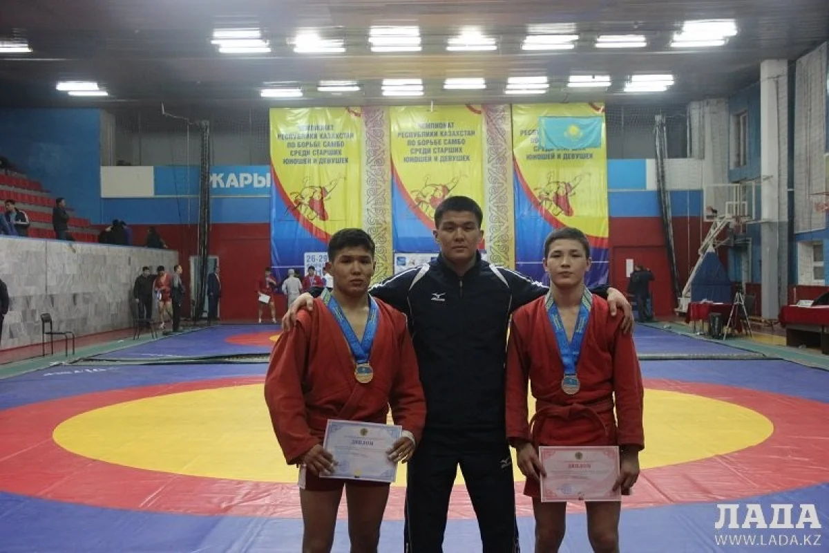 Чемпион и серебряный призер с тренером. Фото спортшколы &quot;Жастар&quot;