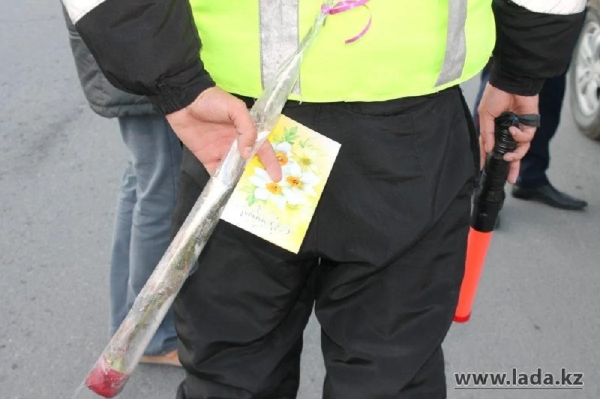 8 марта инспекторы ДПС радуют женщин-водителей цветами. Фото автора