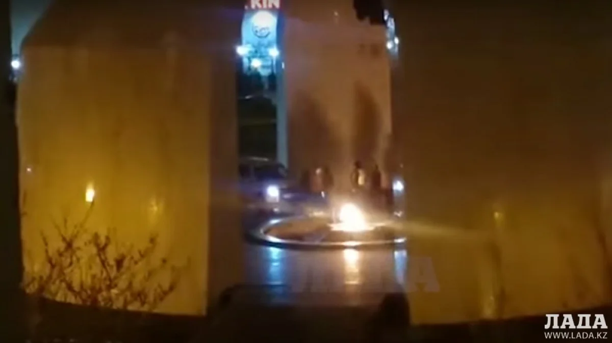 Автомобилист заехал в мемориал «Вечный огонь». Скриншот видео