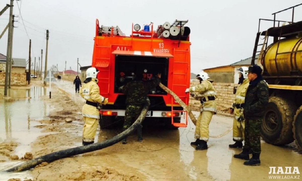 Откачка воды в Мунайлинском районе. Фото ДЧС Мангистау
