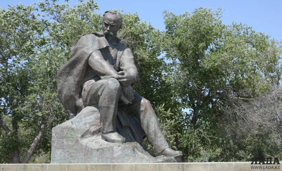 Памятник Тарасу Шевченко в Актау. Фото из архива lada.kz
