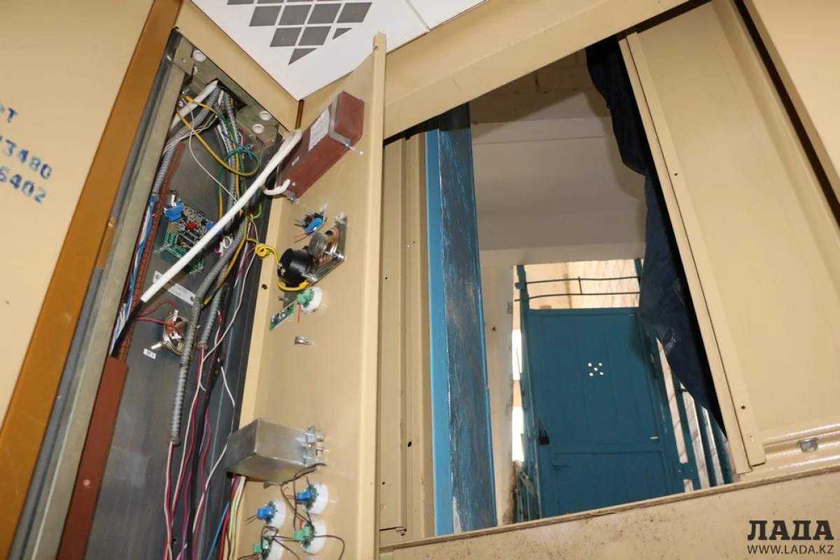 в лифте вырвано плато||news_pic_more|<!--TBegin--><a href="https://img.lada.kz/2016-03/1457684617_img_0341.jpg" onclick="return hs.expand(this)" ><img align="left" src="https://img.lada.kz/2016-03/thumbs/1457684617_img_0341.jpg" alt='Копберген Джайлиев: Я прошу жителей Актау бережнее относиться к лифтам' title='Копберген Джайлиев: Я прошу жителей Актау бережнее относиться к лифтам'  /></a><!--TEnd--><br /><!--TBegin--><a href="https://img.lada.kz/2016-03/1457684560_img_0353.jpg" onclick="return hs.expand(this)" ><img align="left" src="https://img.lada.kz/2016-03/thumbs/1457684560_img_0353.jpg" alt='Копберген Джайлиев: Я прошу жителей Актау бережнее относиться к лифтам' title='Копберген Джайлиев: Я прошу жителей Актау бережнее относиться к лифтам'  /></a><!--TEnd-->