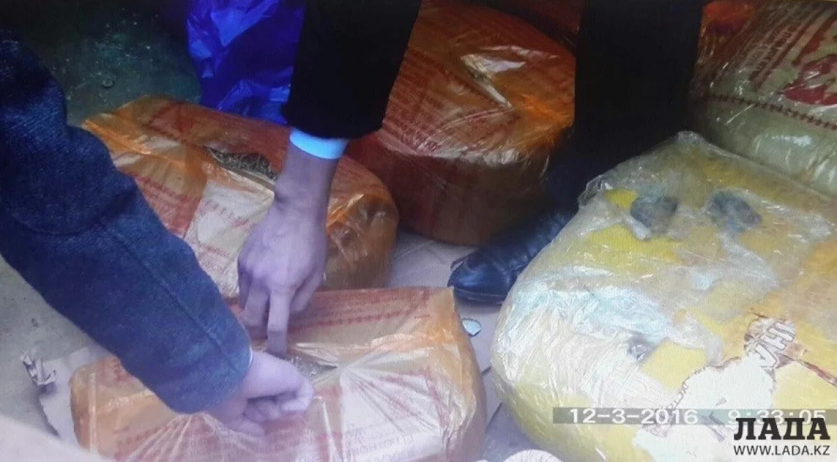 Изъятые мешки с наркотиком. Фото УБН ДВД