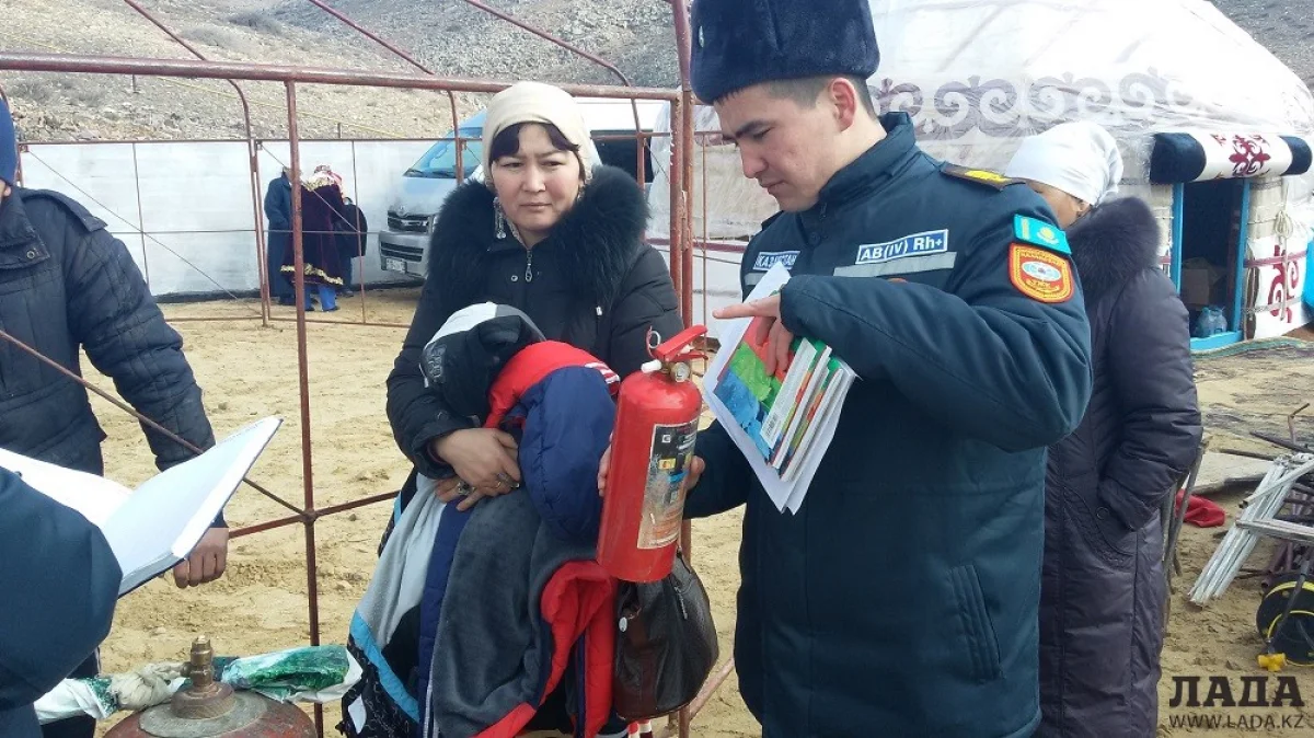 Спасатели объясняли людям, как обращаться с огнетушителем. Фото ДЧС Мангистау