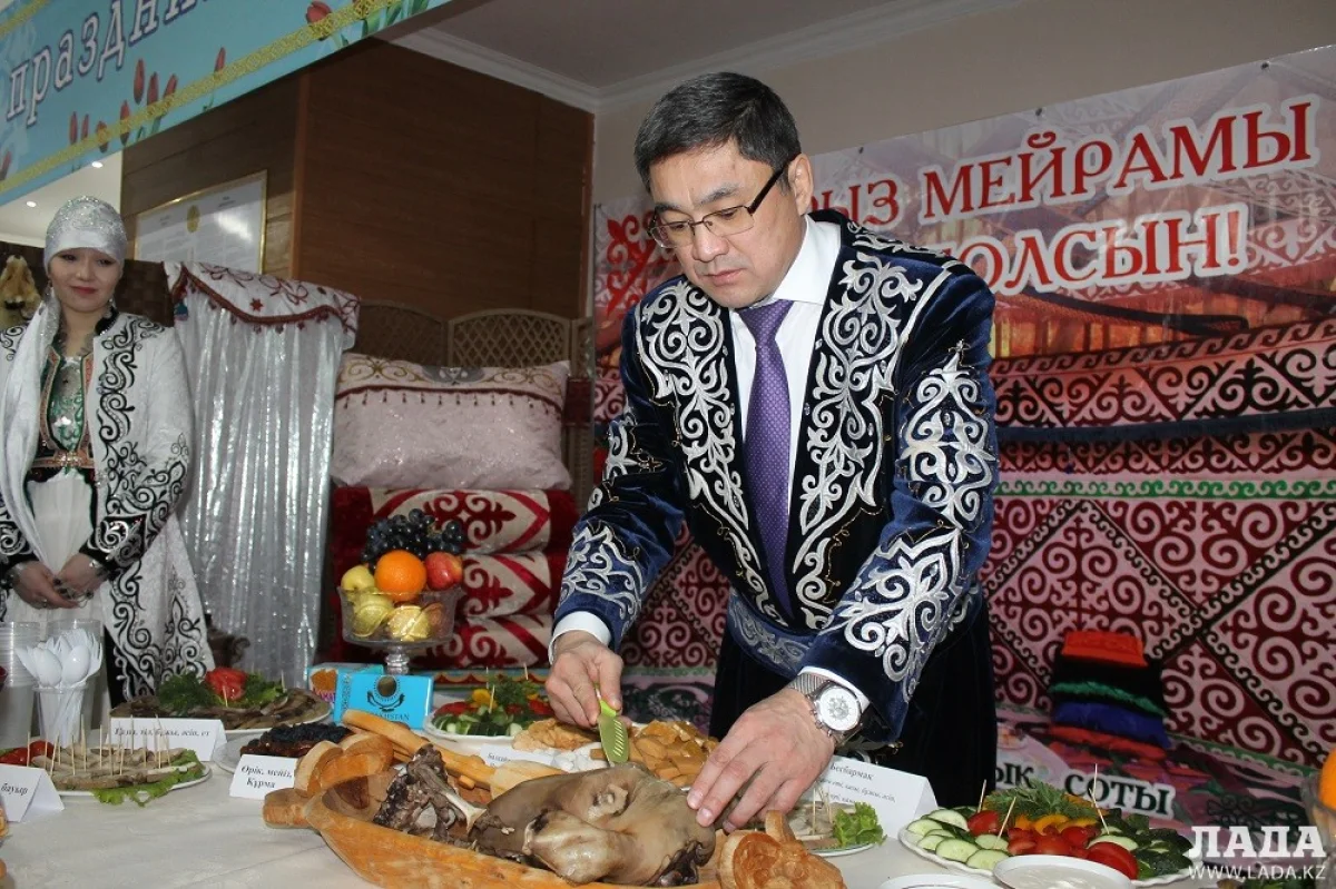 Председатель Актауского городского суда Мурат Аубакиров за разделкой головы барана. Фото автора||news_pic_more|<!--TBegin--><a href="https://img.lada.kz/2016-03/1458316796_8.jpg" onclick="return hs.expand(this)" ><img align="left" src="https://img.lada.kz/2016-03/thumbs/1458316796_8.jpg" alt='Собранные средства во время конкурса Наурыз судьи Актау потратят на благотворительность' title='Собранные средства во время конкурса Наурыз судьи Актау потратят на благотворительность'  /></a><!--TEnd--><br /><!--TBegin--><a href="https://img.lada.kz/2016-03/1458316725_9.jpg" onclick="return hs.expand(this)" ><img align="left" src="https://img.lada.kz/2016-03/thumbs/1458316725_9.jpg" alt='Собранные средства во время конкурса Наурыз судьи Актау потратят на благотворительность' title='Собранные средства во время конкурса Наурыз судьи Актау потратят на благотворительность'  /></a><!--TEnd--><br /><!--TBegin--><a href="https://img.lada.kz/2016-03/1458316742_img_0650.jpg" onclick="return hs.expand(this)" ><img align="left" src="https://img.lada.kz/2016-03/thumbs/1458316742_img_0650.jpg" alt='Собранные средства во время конкурса Наурыз судьи Актау потратят на благотворительность' title='Собранные средства во время конкурса Наурыз судьи Актау потратят на благотворительность'  /></a><!--TEnd--><br /><!--TBegin--><a href="https://img.lada.kz/2016-03/1458316711_img_0652.jpg" onclick="return hs.expand(this)" ><img align="left" src="https://img.lada.kz/2016-03/thumbs/1458316711_img_0652.jpg" alt='Собранные средства во время конкурса Наурыз судьи Актау потратят на благотворительность' title='Собранные средства во время конкурса Наурыз судьи Актау потратят на благотворительность'  /></a><!--TEnd--><br /><!--TBegin--><a href="https://img.lada.kz/2016-03/1458316758_img_0653.jpg" onclick="return hs.expand(this)" ><img align="left" src="https://img.lada.kz/2016-03/thumbs/1458316758_img_0653.jpg" alt='Собранные средства во время конкурса Наурыз судьи Актау потратят на благотворительность' title='Собранные средства во время конкурса Наурыз судьи Актау потратят на благотворительность'  /></a><!--TEnd--><br /><!--TBegin--><a href="https://img.lada.kz/2016-03/1458316734_img_0656.jpg" onclick="return hs.expand(this)" ><img align="left" src="https://img.lada.kz/2016-03/thumbs/1458316734_img_0656.jpg" alt='Собранные средства во время конкурса Наурыз судьи Актау потратят на благотворительность' title='Собранные средства во время конкурса Наурыз судьи Актау потратят на благотворительность'  /></a><!--TEnd--><br /><!--TBegin--><a href="https://img.lada.kz/2016-03/1458316785_img_0661.jpg" onclick="return hs.expand(this)" ><img align="left" src="https://img.lada.kz/2016-03/thumbs/1458316785_img_0661.jpg" alt='Собранные средства во время конкурса Наурыз судьи Актау потратят на благотворительность' title='Собранные средства во время конкурса Наурыз судьи Актау потратят на благотворительность'  /></a><!--TEnd--><br /><!--TBegin--><a href="https://img.lada.kz/2016-03/1458316707_img_0669.jpg" onclick="return hs.expand(this)" ><img align="left" src="https://img.lada.kz/2016-03/thumbs/1458316707_img_0669.jpg" alt='Собранные средства во время конкурса Наурыз судьи Актау потратят на благотворительность' title='Собранные средства во время конкурса Наурыз судьи Актау потратят на благотворительность'  /></a><!--TEnd--><br /><!--TBegin--><a href="https://img.lada.kz/2016-03/1458316771_img_0673.jpg" onclick="return hs.expand(this)" ><img align="left" src="https://img.lada.kz/2016-03/thumbs/1458316771_img_0673.jpg" alt='Собранные средства во время конкурса Наурыз судьи Актау потратят на благотворительность' title='Собранные средства во время конкурса Наурыз судьи Актау потратят на благотворительность'  /></a><!--TEnd--><br /><!--TBegin--><a href="https://img.lada.kz/2016-03/1458316703_img_0675.jpg" onclick="return hs.expand(this)" ><img align="left" src="https://img.lada.kz/2016-03/thumbs/1458316703_img_0675.jpg" alt='Собранные средства во время конкурса Наурыз судьи Актау потратят на благотворительность' title='Собранные средства во время конкурса Наурыз судьи Актау потратят на благотворительность'  /></a><!--TEnd--><br /><!--TBegin--><a href="https://img.lada.kz/2016-03/1458316789_img_0686.jpg" onclick="return hs.expand(this)" ><img align="left" src="https://img.lada.kz/2016-03/thumbs/1458316789_img_0686.jpg" alt='Собранные средства во время конкурса Наурыз судьи Актау потратят на благотворительность' title='Собранные средства во время конкурса Наурыз судьи Актау потратят на благотворительность'  /></a><!--TEnd--><br /><!--TBegin--><a href="https://img.lada.kz/2016-03/1458316705_img_0687.jpg" onclick="return hs.expand(this)" ><img align="left" src="https://img.lada.kz/2016-03/thumbs/1458316705_img_0687.jpg" alt='Собранные средства во время конкурса Наурыз судьи Актау потратят на благотворительность' title='Собранные средства во время конкурса Наурыз судьи Актау потратят на благотворительность'  /></a><!--TEnd--><br /><!--TBegin--><a href="https://img.lada.kz/2016-03/1458316809_img_0688.jpg" onclick="return hs.expand(this)" ><img align="left" src="https://img.lada.kz/2016-03/thumbs/1458316809_img_0688.jpg" alt='Собранные средства во время конкурса Наурыз судьи Актау потратят на благотворительность' title='Собранные средства во время конкурса Наурыз судьи Актау потратят на благотворительность'  /></a><!--TEnd--><br /><!--TBegin--><a href="https://img.lada.kz/2016-03/1458316808_img_0689.jpg" onclick="return hs.expand(this)" ><img align="left" src="https://img.lada.kz/2016-03/thumbs/1458316808_img_0689.jpg" alt='Собранные средства во время конкурса Наурыз судьи Актау потратят на благотворительность' title='Собранные средства во время конкурса Наурыз судьи Актау потратят на благотворительность'  /></a><!--TEnd--><br /><!--TBegin--><a href="https://img.lada.kz/2016-03/1458316716_img_0690.jpg" onclick="return hs.expand(this)" ><img align="left" src="https://img.lada.kz/2016-03/thumbs/1458316716_img_0690.jpg" alt='Собранные средства во время конкурса Наурыз судьи Актау потратят на благотворительность' title='Собранные средства во время конкурса Наурыз судьи Актау потратят на благотворительность'  /></a><!--TEnd--><br /><!--TBegin--><a href="https://img.lada.kz/2016-03/1458316749_img_0701.jpg" onclick="return hs.expand(this)" ><img align="left" src="https://img.lada.kz/2016-03/thumbs/1458316749_img_0701.jpg" alt='Собранные средства во время конкурса Наурыз судьи Актау потратят на благотворительность' title='Собранные средства во время конкурса Наурыз судьи Актау потратят на благотворительность'  /></a><!--TEnd--><br /><!--TBegin--><a href="https://img.lada.kz/2016-03/1458316713_img_0716.jpg" onclick="return hs.expand(this)" ><img align="left" src="https://img.lada.kz/2016-03/thumbs/1458316713_img_0716.jpg" alt='Собранные средства во время конкурса Наурыз судьи Актау потратят на благотворительность' title='Собранные средства во время конкурса Наурыз судьи Актау потратят на благотворительность'  /></a><!--TEnd--><br /><!--TBegin--><a href="https://img.lada.kz/2016-03/1458316722_img_0719.jpg" onclick="return hs.expand(this)" ><img align="left" src="https://img.lada.kz/2016-03/thumbs/1458316722_img_0719.jpg" alt='Собранные средства во время конкурса Наурыз судьи Актау потратят на благотворительность' title='Собранные средства во время конкурса Наурыз судьи Актау потратят на благотворительность'  /></a><!--TEnd--><br /><!--TBegin--><a href="https://img.lada.kz/2016-03/1458316788_img_0721.jpg" onclick="return hs.expand(this)" ><img align="left" src="https://img.lada.kz/2016-03/thumbs/1458316788_img_0721.jpg" alt='Собранные средства во время конкурса Наурыз судьи Актау потратят на благотворительность' title='Собранные средства во время конкурса Наурыз судьи Актау потратят на благотворительность'  /></a><!--TEnd--><br /><!--TBegin--><a href="https://img.lada.kz/2016-03/1458316795_img_0723.jpg" onclick="return hs.expand(this)" ><img align="left" src="https://img.lada.kz/2016-03/thumbs/1458316795_img_0723.jpg" alt='Собранные средства во время конкурса Наурыз судьи Актау потратят на благотворительность' title='Собранные средства во время конкурса Наурыз судьи Актау потратят на благотворительность'  /></a><!--TEnd--><br /><!--TBegin--><a href="https://img.lada.kz/2016-03/1458316766_img_0726.jpg" onclick="return hs.expand(this)" ><img align="left" src="https://img.lada.kz/2016-03/thumbs/1458316766_img_0726.jpg" alt='Собранные средства во время конкурса Наурыз судьи Актау потратят на благотворительность' title='Собранные средства во время конкурса Наурыз судьи Актау потратят на благотворительность'  /></a><!--TEnd--><br /><!--TBegin--><a href="https://img.lada.kz/2016-03/1458316797_img_0730.jpg" onclick="return hs.expand(this)" ><img align="left" src="https://img.lada.kz/2016-03/thumbs/1458316797_img_0730.jpg" alt='Собранные средства во время конкурса Наурыз судьи Актау потратят на благотворительность' title='Собранные средства во время конкурса Наурыз судьи Актау потратят на благотворительность'  /></a><!--TEnd--><br /><!--TBegin--><a href="https://img.lada.kz/2016-03/1458316772_img_0733.jpg" onclick="return hs.expand(this)" ><img align="left" src="https://img.lada.kz/2016-03/thumbs/1458316772_img_0733.jpg" alt='Собранные средства во время конкурса Наурыз судьи Актау потратят на благотворительность' title='Собранные средства во время конкурса Наурыз судьи Актау потратят на благотворительность'  /></a><!--TEnd--><br /><!--TBegin--><a href="https://img.lada.kz/2016-03/1458316727_img_0734.jpg" onclick="return hs.expand(this)" ><img align="left" src="https://img.lada.kz/2016-03/thumbs/1458316727_img_0734.jpg" alt='Собранные средства во время конкурса Наурыз судьи Актау потратят на благотворительность' title='Собранные средства во время конкурса Наурыз судьи Актау потратят на благотворительность'  /></a><!--TEnd--><br /><!--TBegin--><a href="https://img.lada.kz/2016-03/1458316814_img_0735.jpg" onclick="return hs.expand(this)" ><img align="left" src="https://img.lada.kz/2016-03/thumbs/1458316814_img_0735.jpg" alt='Собранные средства во время конкурса Наурыз судьи Актау потратят на благотворительность' title='Собранные средства во время конкурса Наурыз судьи Актау потратят на благотворительность'  /></a><!--TEnd--><br /><!--TBegin--><a href="https://img.lada.kz/2016-03/1458316767_img_0737.jpg" onclick="return hs.expand(this)" ><img align="left" src="https://img.lada.kz/2016-03/thumbs/1458316767_img_0737.jpg" alt='Собранные средства во время конкурса Наурыз судьи Актау потратят на благотворительность' title='Собранные средства во время конкурса Наурыз судьи Актау потратят на благотворительность'  /></a><!--TEnd--><br /><!--TBegin--><a href="https://img.lada.kz/2016-03/1458316769_img_0739.jpg" onclick="return hs.expand(this)" ><img align="left" src="https://img.lada.kz/2016-03/thumbs/1458316769_img_0739.jpg" alt='Собранные средства во время конкурса Наурыз судьи Актау потратят на благотворительность' title='Собранные средства во время конкурса Наурыз судьи Актау потратят на благотворительность'  /></a><!--TEnd--><br /><!--TBegin--><a href="https://img.lada.kz/2016-03/1458316816_img_0742.jpg" onclick="return hs.expand(this)" ><img align="left" src="https://img.lada.kz/2016-03/thumbs/1458316816_img_0742.jpg" alt='Собранные средства во время конкурса Наурыз судьи Актау потратят на благотворительность' title='Собранные средства во время конкурса Наурыз судьи Актау потратят на благотворительность'  /></a><!--TEnd--><br /><!--TBegin--><a href="https://img.lada.kz/2016-03/1458316751_img_0744.jpg" onclick="return hs.expand(this)" ><img align="left" src="https://img.lada.kz/2016-03/thumbs/1458316751_img_0744.jpg" alt='Собранные средства во время конкурса Наурыз судьи Актау потратят на благотворительность' title='Собранные средства во время конкурса Наурыз судьи Актау потратят на благотворительность'  /></a><!--TEnd--><br /><!--TBegin--><a href="https://img.lada.kz/2016-03/1458316822_img_0747.jpg" onclick="return hs.expand(this)" ><img align="left" src="https://img.lada.kz/2016-03/thumbs/1458316822_img_0747.jpg" alt='Собранные средства во время конкурса Наурыз судьи Актау потратят на благотворительность' title='Собранные средства во время конкурса Наурыз судьи Актау потратят на благотворительность'  /></a><!--TEnd--><br /><!--TBegin--><a href="https://img.lada.kz/2016-03/1458316775_img_0750.jpg" onclick="return hs.expand(this)" ><img align="left" src="https://img.lada.kz/2016-03/thumbs/1458316775_img_0750.jpg" alt='Собранные средства во время конкурса Наурыз судьи Актау потратят на благотворительность' title='Собранные средства во время конкурса Наурыз судьи Актау потратят на благотворительность'  /></a><!--TEnd--><br /><!--TBegin--><a href="https://img.lada.kz/2016-03/1458316782_img_0752.jpg" onclick="return hs.expand(this)" ><img align="left" src="https://img.lada.kz/2016-03/thumbs/1458316782_img_0752.jpg" alt='Собранные средства во время конкурса Наурыз судьи Актау потратят на благотворительность' title='Собранные средства во время конкурса Наурыз судьи Актау потратят на благотворительность'  /></a><!--TEnd--><br /><!--TBegin--><a href="https://img.lada.kz/2016-03/1458316768_img_0753.jpg" onclick="return hs.expand(this)" ><img align="left" src="https://img.lada.kz/2016-03/thumbs/1458316768_img_0753.jpg" alt='Собранные средства во время конкурса Наурыз судьи Актау потратят на благотворительность' title='Собранные средства во время конкурса Наурыз судьи Актау потратят на благотворительность'  /></a><!--TEnd--><br /><!--TBegin--><a href="https://img.lada.kz/2016-03/1458316791_img_5792.jpg" onclick="return hs.expand(this)" ><img align="left" src="https://img.lada.kz/2016-03/thumbs/1458316791_img_5792.jpg" alt='Собранные средства во время конкурса Наурыз судьи Актау потратят на благотворительность' title='Собранные средства во время конкурса Наурыз судьи Актау потратят на благотворительность'  /></a><!--TEnd--><br /><!--TBegin--><a href="https://img.lada.kz/2016-03/1458316789_img_5796.jpg" onclick="return hs.expand(this)" ><img align="left" src="https://img.lada.kz/2016-03/thumbs/1458316789_img_5796.jpg" alt='Собранные средства во время конкурса Наурыз судьи Актау потратят на благотворительность' title='Собранные средства во время конкурса Наурыз судьи Актау потратят на благотворительность'  /></a><!--TEnd--><br /><!--TBegin--><a href="https://img.lada.kz/2016-03/1458316748_img_5798.jpg" onclick="return hs.expand(this)" ><img align="left" src="https://img.lada.kz/2016-03/thumbs/1458316748_img_5798.jpg" alt='Собранные средства во время конкурса Наурыз судьи Актау потратят на благотворительность' title='Собранные средства во время конкурса Наурыз судьи Актау потратят на благотворительность'  /></a><!--TEnd--><br /><!--TBegin--><a href="https://img.lada.kz/2016-03/1458316747_img_5803.jpg" onclick="return hs.expand(this)" ><img align="left" src="https://img.lada.kz/2016-03/thumbs/1458316747_img_5803.jpg" alt='Собранные средства во время конкурса Наурыз судьи Актау потратят на благотворительность' title='Собранные средства во время конкурса Наурыз судьи Актау потратят на благотворительность'  /></a><!--TEnd--><br /><!--TBegin--><a href="https://img.lada.kz/2016-03/1458316813_img_5818.jpg" onclick="return hs.expand(this)" ><img align="left" src="https://img.lada.kz/2016-03/thumbs/1458316813_img_5818.jpg" alt='Собранные средства во время конкурса Наурыз судьи Актау потратят на благотворительность' title='Собранные средства во время конкурса Наурыз судьи Актау потратят на благотворительность'  /></a><!--TEnd--><br /><!--TBegin--><a href="https://img.lada.kz/2016-03/1458316791_img_5820.jpg" onclick="return hs.expand(this)" ><img align="left" src="https://img.lada.kz/2016-03/thumbs/1458316791_img_5820.jpg" alt='Собранные средства во время конкурса Наурыз судьи Актау потратят на благотворительность' title='Собранные средства во время конкурса Наурыз судьи Актау потратят на благотворительность'  /></a><!--TEnd--><br /><!--TBegin--><a href="https://img.lada.kz/2016-03/1458316791_img_5829.jpg" onclick="return hs.expand(this)" ><img align="left" src="https://img.lada.kz/2016-03/thumbs/1458316791_img_5829.jpg" alt='Собранные средства во время конкурса Наурыз судьи Актау потратят на благотворительность' title='Собранные средства во время конкурса Наурыз судьи Актау потратят на благотворительность'  /></a><!--TEnd--><br /><!--TBegin--><a href="https://img.lada.kz/2016-03/1458316738_img_5847.jpg" onclick="return hs.expand(this)" ><img align="left" src="https://img.lada.kz/2016-03/thumbs/1458316738_img_5847.jpg" alt='Собранные средства во время конкурса Наурыз судьи Актау потратят на благотворительность' title='Собранные средства во время конкурса Наурыз судьи Актау потратят на благотворительность'  /></a><!--TEnd--><br /><!--TBegin--><a href="https://img.lada.kz/2016-03/1458316805_img_5848.jpg" onclick="return hs.expand(this)" ><img align="left" src="https://img.lada.kz/2016-03/thumbs/1458316805_img_5848.jpg" alt='Собранные средства во время конкурса Наурыз судьи Актау потратят на благотворительность' title='Собранные средства во время конкурса Наурыз судьи Актау потратят на благотворительность'  /></a><!--TEnd--><br /><!--TBegin--><a href="https://img.lada.kz/2016-03/1458316764_img_5864.jpg" onclick="return hs.expand(this)" ><img align="left" src="https://img.lada.kz/2016-03/thumbs/1458316764_img_5864.jpg" alt='Собранные средства во время конкурса Наурыз судьи Актау потратят на благотворительность' title='Собранные средства во время конкурса Наурыз судьи Актау потратят на благотворительность'  /></a><!--TEnd--><br /><!--TBegin--><a href="https://img.lada.kz/2016-03/1458316832_img_5866.jpg" onclick="return hs.expand(this)" ><img align="left" src="https://img.lada.kz/2016-03/thumbs/1458316832_img_5866.jpg" alt='Собранные средства во время конкурса Наурыз судьи Актау потратят на благотворительность' title='Собранные средства во время конкурса Наурыз судьи Актау потратят на благотворительность'  /></a><!--TEnd--><br /><!--TBegin--><a href="https://img.lada.kz/2016-03/1458316770_img_5875.jpg" onclick="return hs.expand(this)" ><img align="left" src="https://img.lada.kz/2016-03/thumbs/1458316770_img_5875.jpg" alt='Собранные средства во время конкурса Наурыз судьи Актау потратят на благотворительность' title='Собранные средства во время конкурса Наурыз судьи Актау потратят на благотворительность'  /></a><!--TEnd--><br /><!--TBegin--><a href="https://img.lada.kz/2016-03/1458316800_img_7309.jpg" onclick="return hs.expand(this)" ><img align="left" src="https://img.lada.kz/2016-03/thumbs/1458316800_img_7309.jpg" alt='Собранные средства во время конкурса Наурыз судьи Актау потратят на благотворительность' title='Собранные средства во время конкурса Наурыз судьи Актау потратят на благотворительность'  /></a><!--TEnd--><br /><!--TBegin--><a href="https://img.lada.kz/2016-03/1458316766_img_7325.jpg" onclick="return hs.expand(this)" ><img align="left" src="https://img.lada.kz/2016-03/thumbs/1458316766_img_7325.jpg" alt='Собранные средства во время конкурса Наурыз судьи Актау потратят на благотворительность' title='Собранные средства во время конкурса Наурыз судьи Актау потратят на благотворительность'  /></a><!--TEnd--><br /><!--TBegin--><a href="https://img.lada.kz/2016-03/1458316817_img_7345.jpg" onclick="return hs.expand(this)" ><img align="left" src="https://img.lada.kz/2016-03/thumbs/1458316817_img_7345.jpg" alt='Собранные средства во время конкурса Наурыз судьи Актау потратят на благотворительность' title='Собранные средства во время конкурса Наурыз судьи Актау потратят на благотворительность'  /></a><!--TEnd--><br /><!--TBegin--><a href="https://img.lada.kz/2016-03/1458316813_img_7356.jpg" onclick="return hs.expand(this)" ><img align="left" src="https://img.lada.kz/2016-03/thumbs/1458316813_img_7356.jpg" alt='Собранные средства во время конкурса Наурыз судьи Актау потратят на благотворительность' title='Собранные средства во время конкурса Наурыз судьи Актау потратят на благотворительность'  /></a><!--TEnd--><br /><!--TBegin--><a href="https://img.lada.kz/2016-03/1458316836_img_7357.jpg" onclick="return hs.expand(this)" ><img align="left" src="https://img.lada.kz/2016-03/thumbs/1458316836_img_7357.jpg" alt='Собранные средства во время конкурса Наурыз судьи Актау потратят на благотворительность' title='Собранные средства во время конкурса Наурыз судьи Актау потратят на благотворительность'  /></a><!--TEnd--><br /><!--TBegin--><a href="https://img.lada.kz/2016-03/1458316770_img_7419.jpg" onclick="return hs.expand(this)" ><img align="left" src="https://img.lada.kz/2016-03/thumbs/1458316770_img_7419.jpg" alt='Собранные средства во время конкурса Наурыз судьи Актау потратят на благотворительность' title='Собранные средства во время конкурса Наурыз судьи Актау потратят на благотворительность'  /></a><!--TEnd--><br /><!--TBegin--><a href="https://img.lada.kz/2016-03/1458316807_img_7429.jpg" onclick="return hs.expand(this)" ><img align="left" src="https://img.lada.kz/2016-03/thumbs/1458316807_img_7429.jpg" alt='Собранные средства во время конкурса Наурыз судьи Актау потратят на благотворительность' title='Собранные средства во время конкурса Наурыз судьи Актау потратят на благотворительность'  /></a><!--TEnd--><br /><!--TBegin--><a href="https://img.lada.kz/2016-03/1458316759_img_7443.jpg" onclick="return hs.expand(this)" ><img align="left" src="https://img.lada.kz/2016-03/thumbs/1458316759_img_7443.jpg" alt='Собранные средства во время конкурса Наурыз судьи Актау потратят на благотворительность' title='Собранные средства во время конкурса Наурыз судьи Актау потратят на благотворительность'  /></a><!--TEnd--><br /><!--TBegin--><a href="https://img.lada.kz/2016-03/1458316829_img_7449.jpg" onclick="return hs.expand(this)" ><img align="left" src="https://img.lada.kz/2016-03/thumbs/1458316829_img_7449.jpg" alt='Собранные средства во время конкурса Наурыз судьи Актау потратят на благотворительность' title='Собранные средства во время конкурса Наурыз судьи Актау потратят на благотворительность'  /></a><!--TEnd--><br /><!--TBegin--><a href="https://img.lada.kz/2016-03/1458316832_img_7454.jpg" onclick="return hs.expand(this)" ><img align="left" src="https://img.lada.kz/2016-03/thumbs/1458316832_img_7454.jpg" alt='Собранные средства во время конкурса Наурыз судьи Актау потратят на благотворительность' title='Собранные средства во время конкурса Наурыз судьи Актау потратят на благотворительность'  /></a><!--TEnd--><br /><!--TBegin--><a href="https://img.lada.kz/2016-03/1458316750_img_7468.jpg" onclick="return hs.expand(this)" ><img align="left" src="https://img.lada.kz/2016-03/thumbs/1458316750_img_7468.jpg" alt='Собранные средства во время конкурса Наурыз судьи Актау потратят на благотворительность' title='Собранные средства во время конкурса Наурыз судьи Актау потратят на благотворительность'  /></a><!--TEnd--><br /><!--TBegin--><a href="https://img.lada.kz/2016-03/1458316827_img_7483.jpg" onclick="return hs.expand(this)" ><img align="left" src="https://img.lada.kz/2016-03/thumbs/1458316827_img_7483.jpg" alt='Собранные средства во время конкурса Наурыз судьи Актау потратят на благотворительность' title='Собранные средства во время конкурса Наурыз судьи Актау потратят на благотворительность'  /></a><!--TEnd--><br /><!--TBegin--><a href="https://img.lada.kz/2016-03/1458316799_img_7484.jpg" onclick="return hs.expand(this)" ><img align="left" src="https://img.lada.kz/2016-03/thumbs/1458316799_img_7484.jpg" alt='Собранные средства во время конкурса Наурыз судьи Актау потратят на благотворительность' title='Собранные средства во время конкурса Наурыз судьи Актау потратят на благотворительность'  /></a><!--TEnd--><br /><!--TBegin--><a href="https://img.lada.kz/2016-03/1458316782_img_7488.jpg" onclick="return hs.expand(this)" ><img align="left" src="https://img.lada.kz/2016-03/thumbs/1458316782_img_7488.jpg" alt='Собранные средства во время конкурса Наурыз судьи Актау потратят на благотворительность' title='Собранные средства во время конкурса Наурыз судьи Актау потратят на благотворительность'  /></a><!--TEnd--><br /><!--TBegin--><a href="https://img.lada.kz/2016-03/1458316825_img_7489.jpg" onclick="return hs.expand(this)" ><img align="left" src="https://img.lada.kz/2016-03/thumbs/1458316825_img_7489.jpg" alt='Собранные средства во время конкурса Наурыз судьи Актау потратят на благотворительность' title='Собранные средства во время конкурса Наурыз судьи Актау потратят на благотворительность'  /></a><!--TEnd--><br /><!--TBegin--><a href="https://img.lada.kz/2016-03/1458316759_img_7499.jpg" onclick="return hs.expand(this)" ><img align="left" src="https://img.lada.kz/2016-03/thumbs/1458316759_img_7499.jpg" alt='Собранные средства во время конкурса Наурыз судьи Актау потратят на благотворительность' title='Собранные средства во время конкурса Наурыз судьи Актау потратят на благотворительность'  /></a><!--TEnd--><br /><!--TBegin--><a href="https://img.lada.kz/2016-03/1458316840_img_7503.jpg" onclick="return hs.expand(this)" ><img align="left" src="https://img.lada.kz/2016-03/thumbs/1458316840_img_7503.jpg" alt='Собранные средства во время конкурса Наурыз судьи Актау потратят на благотворительность' title='Собранные средства во время конкурса Наурыз судьи Актау потратят на благотворительность'  /></a><!--TEnd--><br /><!--TBegin--><a href="https://img.lada.kz/2016-03/1458316811_img_7510.jpg" onclick="return hs.expand(this)" ><img align="left" src="https://img.lada.kz/2016-03/thumbs/1458316811_img_7510.jpg" alt='Собранные средства во время конкурса Наурыз судьи Актау потратят на благотворительность' title='Собранные средства во время конкурса Наурыз судьи Актау потратят на благотворительность'  /></a><!--TEnd--><br /><!--TBegin--><a href="https://img.lada.kz/2016-03/1458316748_img_7511.jpg" onclick="return hs.expand(this)" ><img align="left" src="https://img.lada.kz/2016-03/thumbs/1458316748_img_7511.jpg" alt='Собранные средства во время конкурса Наурыз судьи Актау потратят на благотворительность' title='Собранные средства во время конкурса Наурыз судьи Актау потратят на благотворительность'  /></a><!--TEnd--><br /><!--TBegin--><a href="https://img.lada.kz/2016-03/1458316837_img_7512.jpg" onclick="return hs.expand(this)" ><img align="left" src="https://img.lada.kz/2016-03/thumbs/1458316837_img_7512.jpg" alt='Собранные средства во время конкурса Наурыз судьи Актау потратят на благотворительность' title='Собранные средства во время конкурса Наурыз судьи Актау потратят на благотворительность'  /></a><!--TEnd--><br /><!--TBegin--><a href="https://img.lada.kz/2016-03/1458316750_img_7513.jpg" onclick="return hs.expand(this)" ><img align="left" src="https://img.lada.kz/2016-03/thumbs/1458316750_img_7513.jpg" alt='Собранные средства во время конкурса Наурыз судьи Актау потратят на благотворительность' title='Собранные средства во время конкурса Наурыз судьи Актау потратят на благотворительность'  /></a><!--TEnd--><br /><!--TBegin--><a href="https://img.lada.kz/2016-03/1458316836_img_7516.jpg" onclick="return hs.expand(this)" ><img align="left" src="https://img.lada.kz/2016-03/thumbs/1458316836_img_7516.jpg" alt='Собранные средства во время конкурса Наурыз судьи Актау потратят на благотворительность' title='Собранные средства во время конкурса Наурыз судьи Актау потратят на благотворительность'  /></a><!--TEnd--><br /><!--TBegin--><a href="https://img.lada.kz/2016-03/1458316838_img_7525.jpg" onclick="return hs.expand(this)" ><img align="left" src="https://img.lada.kz/2016-03/thumbs/1458316838_img_7525.jpg" alt='Собранные средства во время конкурса Наурыз судьи Актау потратят на благотворительность' title='Собранные средства во время конкурса Наурыз судьи Актау потратят на благотворительность'  /></a><!--TEnd--><br /><!--TBegin--><a href="https://img.lada.kz/2016-03/1458316844_img_7528.jpg" onclick="return hs.expand(this)" ><img align="left" src="https://img.lada.kz/2016-03/thumbs/1458316844_img_7528.jpg" alt='Собранные средства во время конкурса Наурыз судьи Актау потратят на благотворительность' title='Собранные средства во время конкурса Наурыз судьи Актау потратят на благотворительность'  /></a><!--TEnd--><br /><!--TBegin--><a href="https://img.lada.kz/2016-03/1458316798_img_7530.jpg" onclick="return hs.expand(this)" ><img align="left" src="https://img.lada.kz/2016-03/thumbs/1458316798_img_7530.jpg" alt='Собранные средства во время конкурса Наурыз судьи Актау потратят на благотворительность' title='Собранные средства во время конкурса Наурыз судьи Актау потратят на благотворительность'  /></a><!--TEnd--><br /><!--TBegin--><a href="https://img.lada.kz/2016-03/1458316841_img_7552.jpg" onclick="return hs.expand(this)" ><img align="left" src="https://img.lada.kz/2016-03/thumbs/1458316841_img_7552.jpg" alt='Собранные средства во время конкурса Наурыз судьи Актау потратят на благотворительность' title='Собранные средства во время конкурса Наурыз судьи Актау потратят на благотворительность'  /></a><!--TEnd--><br /><!--TBegin--><a href="https://img.lada.kz/2016-03/1458316769_img_7554.jpg" onclick="return hs.expand(this)" ><img align="left" src="https://img.lada.kz/2016-03/thumbs/1458316769_img_7554.jpg" alt='Собранные средства во время конкурса Наурыз судьи Актау потратят на благотворительность' title='Собранные средства во время конкурса Наурыз судьи Актау потратят на благотворительность'  /></a><!--TEnd--><br /><!--TBegin--><a href="https://img.lada.kz/2016-03/1458316820_img_7558.jpg" onclick="return hs.expand(this)" ><img align="left" src="https://img.lada.kz/2016-03/thumbs/1458316820_img_7558.jpg" alt='Собранные средства во время конкурса Наурыз судьи Актау потратят на благотворительность' title='Собранные средства во время конкурса Наурыз судьи Актау потратят на благотворительность'  /></a><!--TEnd--><br /><!--TBegin--><a href="https://img.lada.kz/2016-03/1458316804_img_7591.jpg" onclick="return hs.expand(this)" ><img align="left" src="https://img.lada.kz/2016-03/thumbs/1458316804_img_7591.jpg" alt='Собранные средства во время конкурса Наурыз судьи Актау потратят на благотворительность' title='Собранные средства во время конкурса Наурыз судьи Актау потратят на благотворительность'  /></a><!--TEnd--><br /><!--TBegin--><a href="https://img.lada.kz/2016-03/1458316782_img_7608.jpg" onclick="return hs.expand(this)" ><img align="left" src="https://img.lada.kz/2016-03/thumbs/1458316782_img_7608.jpg" alt='Собранные средства во время конкурса Наурыз судьи Актау потратят на благотворительность' title='Собранные средства во время конкурса Наурыз судьи Актау потратят на благотворительность'  /></a><!--TEnd--><br /><!--TBegin--><a href="https://img.lada.kz/2016-03/1458316817_img_7622.jpg" onclick="return hs.expand(this)" ><img align="left" src="https://img.lada.kz/2016-03/thumbs/1458316817_img_7622.jpg" alt='Собранные средства во время конкурса Наурыз судьи Актау потратят на благотворительность' title='Собранные средства во время конкурса Наурыз судьи Актау потратят на благотворительность'  /></a><!--TEnd--><br /><!--TBegin--><a href="https://img.lada.kz/2016-03/1458316830_img_7623.jpg" onclick="return hs.expand(this)" ><img align="left" src="https://img.lada.kz/2016-03/thumbs/1458316830_img_7623.jpg" alt='Собранные средства во время конкурса Наурыз судьи Актау потратят на благотворительность' title='Собранные средства во время конкурса Наурыз судьи Актау потратят на благотворительность'  /></a><!--TEnd--><br /><!--TBegin--><a href="https://img.lada.kz/2016-03/1458316841_img_7626.jpg" onclick="return hs.expand(this)" ><img align="left" src="https://img.lada.kz/2016-03/thumbs/1458316841_img_7626.jpg" alt='Собранные средства во время конкурса Наурыз судьи Актау потратят на благотворительность' title='Собранные средства во время конкурса Наурыз судьи Актау потратят на благотворительность'  /></a><!--TEnd--><br /><!--TBegin--><a href="https://img.lada.kz/2016-03/1458316814_img_7629.jpg" onclick="return hs.expand(this)" ><img align="left" src="https://img.lada.kz/2016-03/thumbs/1458316814_img_7629.jpg" alt='Собранные средства во время конкурса Наурыз судьи Актау потратят на благотворительность' title='Собранные средства во время конкурса Наурыз судьи Актау потратят на благотворительность'  /></a><!--TEnd--><br /><!--TBegin--><a href="https://img.lada.kz/2016-03/1458316766_img_7630.jpg" onclick="return hs.expand(this)" ><img align="left" src="https://img.lada.kz/2016-03/thumbs/1458316766_img_7630.jpg" alt='Собранные средства во время конкурса Наурыз судьи Актау потратят на благотворительность' title='Собранные средства во время конкурса Наурыз судьи Актау потратят на благотворительность'  /></a><!--TEnd-->