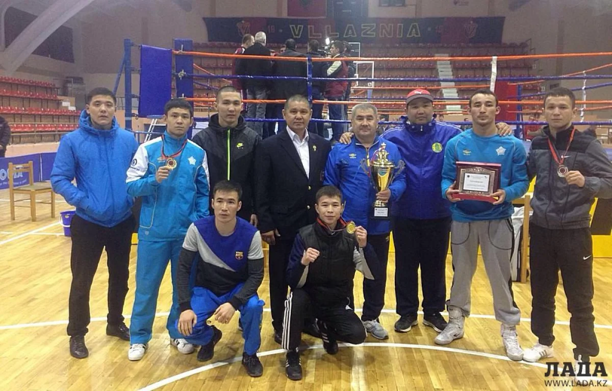 Победители и участники международного турнира в Албании. Фото предоставлено пресс-службой федерации бокса Мангистауской области