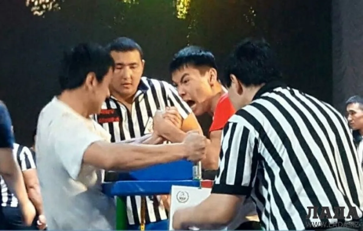 На фото Мейирбек Рахметов справа