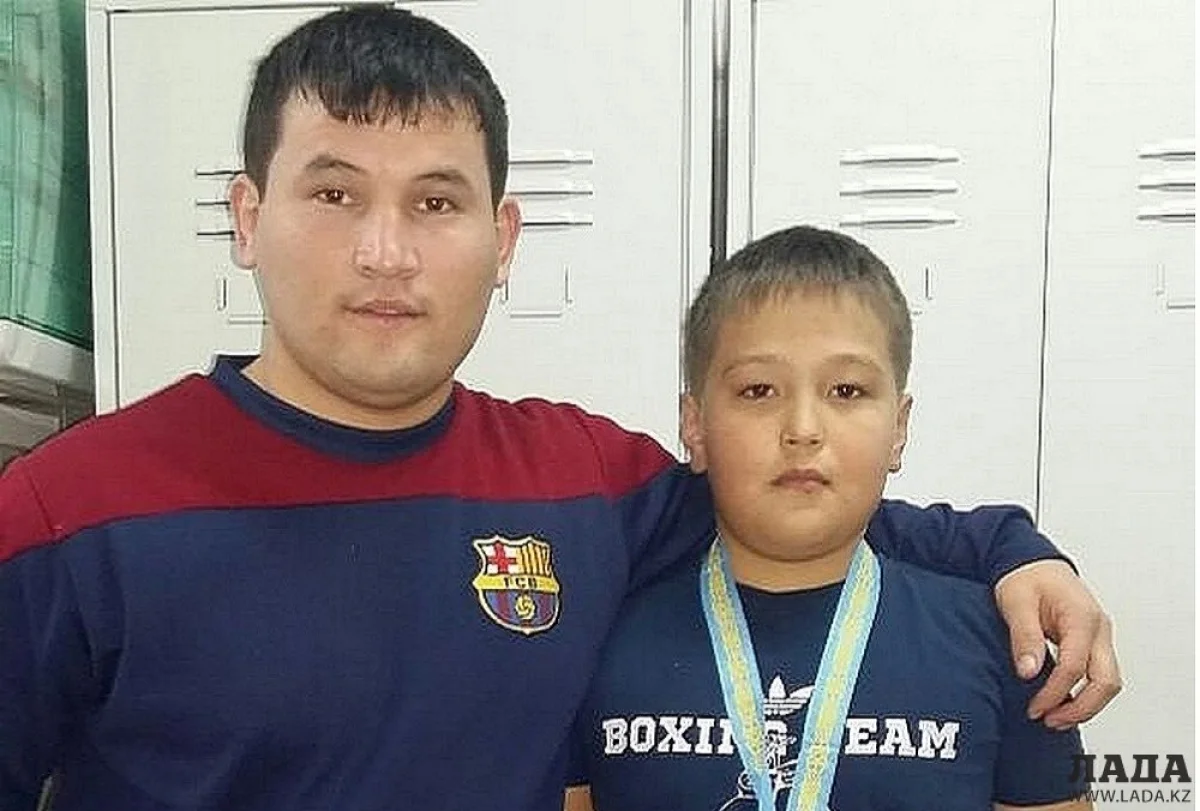 Тренер Нурсултан Амандыков и борец Амирхан Абиз. Фото предоставлено Мухтаром Джумашевым