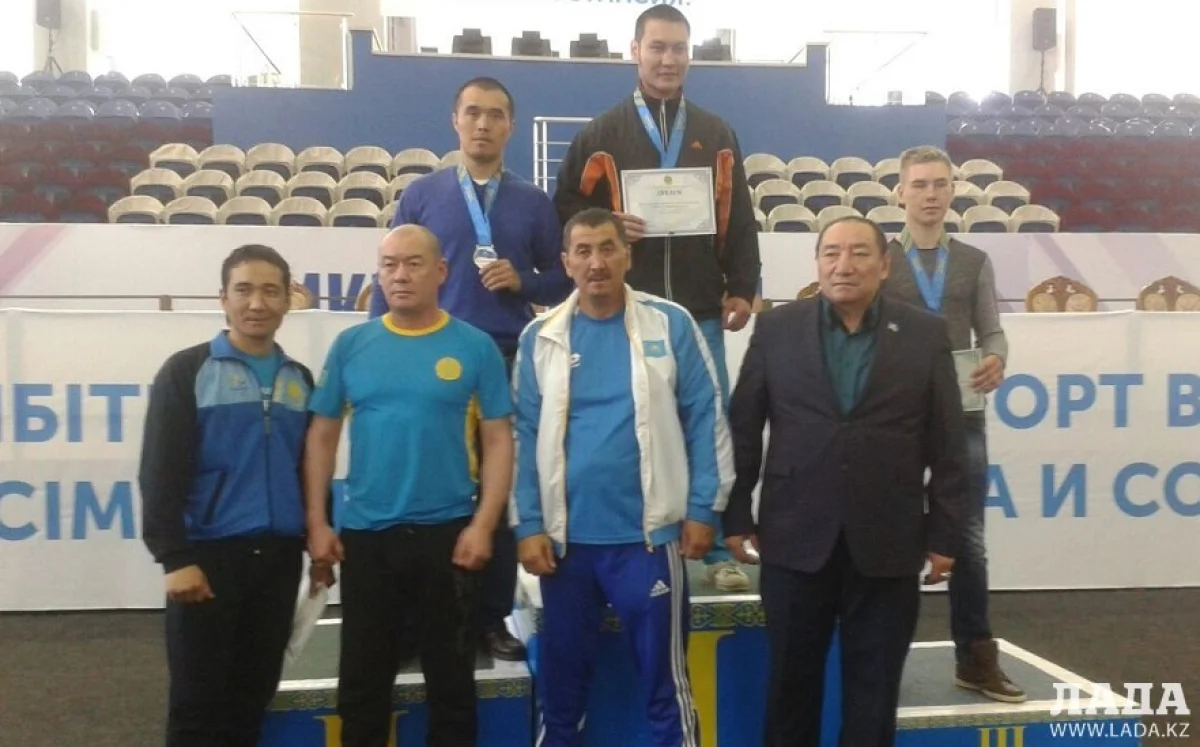 На высшей ступени пьедестала актауский кикбоксер Чингиз Искаков. Фото предоставлено участниками чемпионата