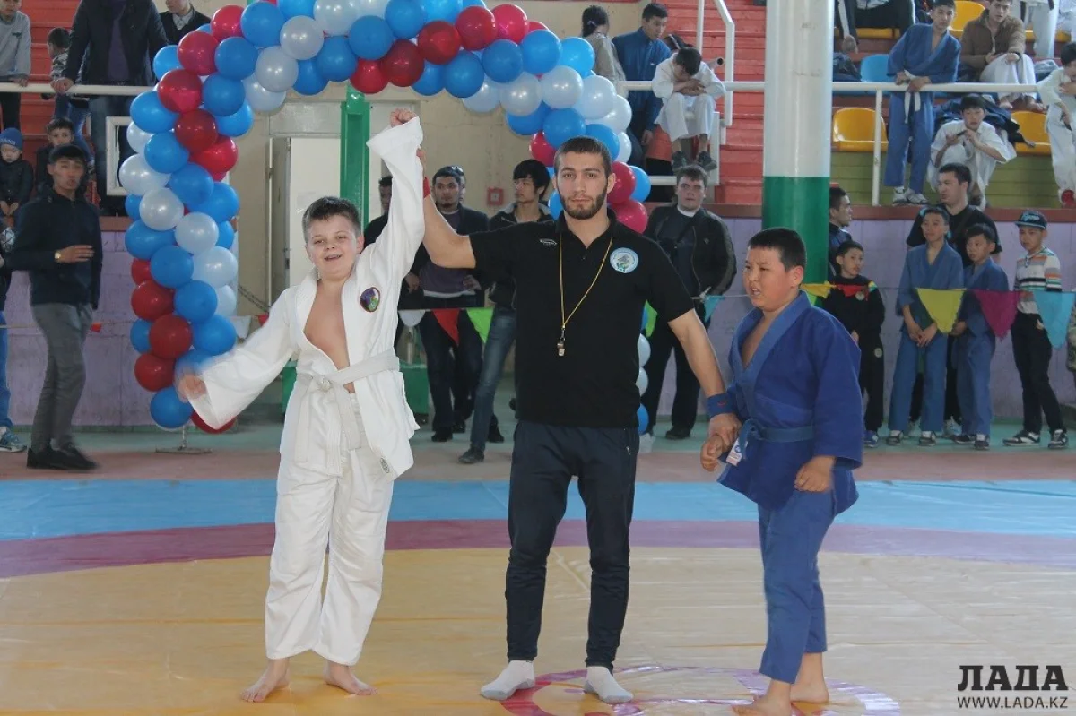 Юный боец испытывает радость победы. Фото Кадырбека Айдарулы