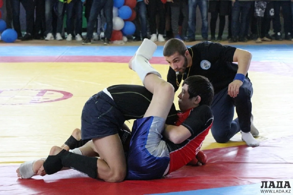 Финальный бой в старшей возрастной категории. Фото автора