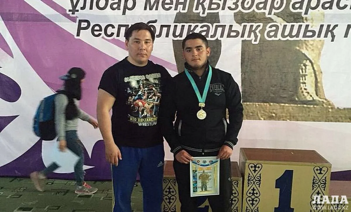 Канат Шаркеев и серебряный призер республиканского турнира Иво Уканов. Фото предоставлено МОС ДЮШОР