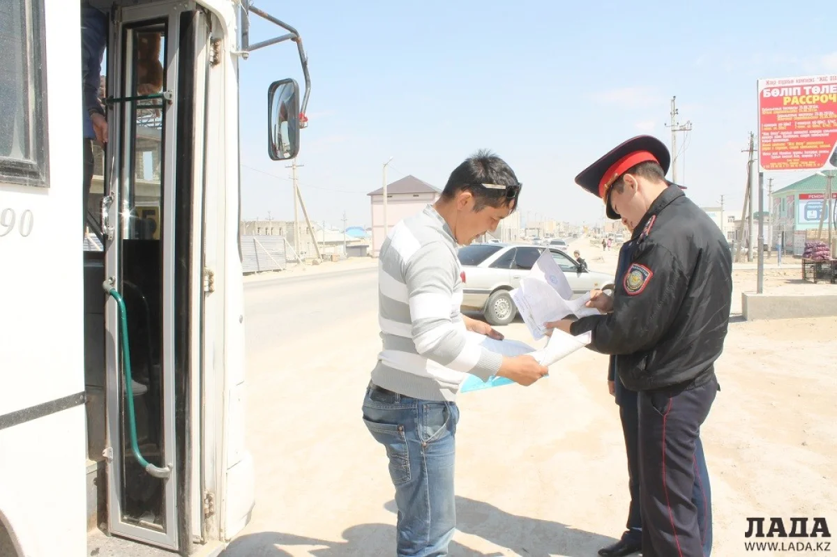 Проверка автобусов в поселке Баскудук. Фото автора