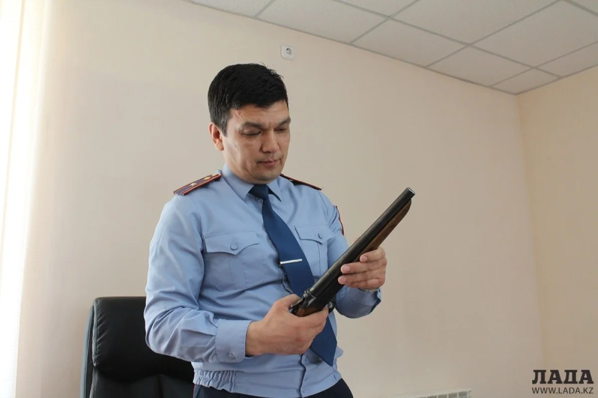 На жителя Актау, у которого изъят этот обрез, возбуждено уголовное дело. Фото автора