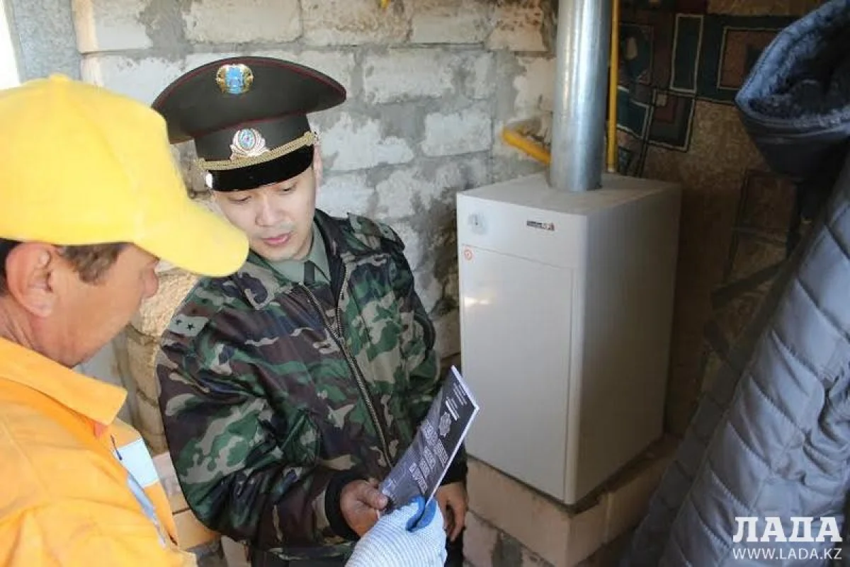 Пожарные раздали жителям брошюры, в которых рассказано, как себя уберечь и не допустить возникновения пожара. Фото автора