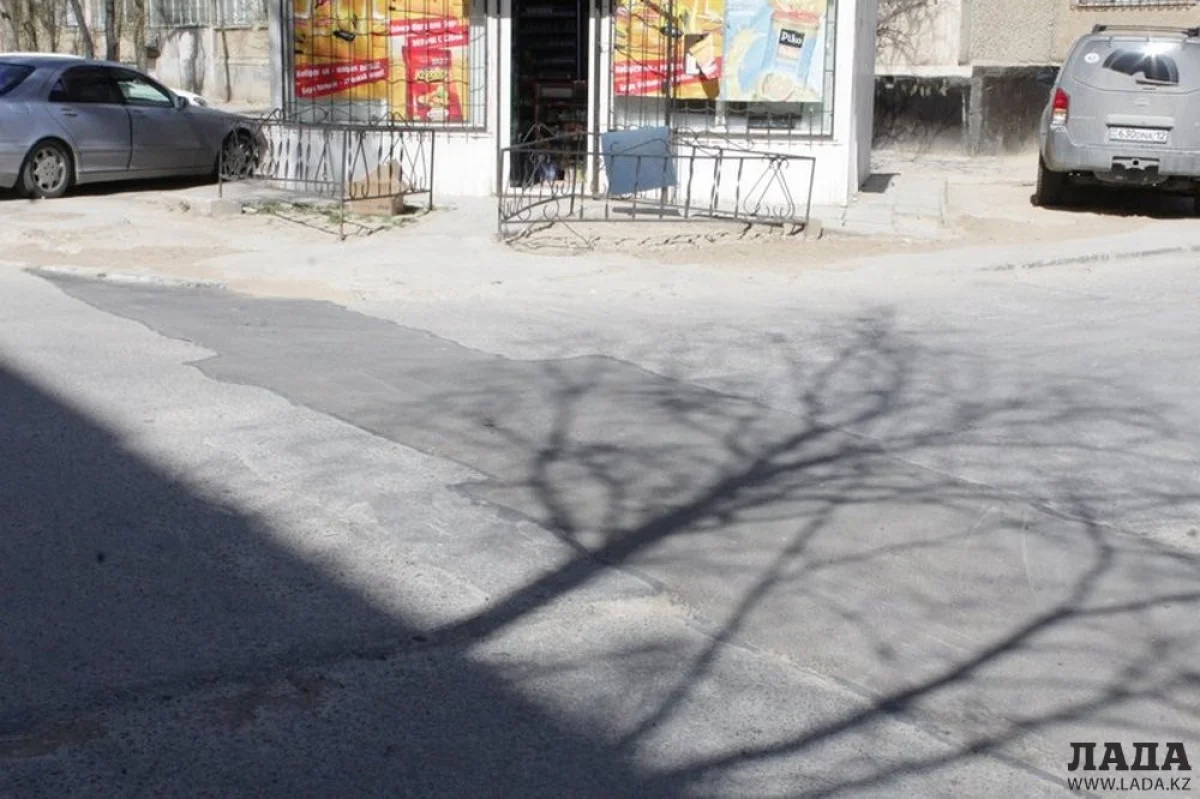 Отремонтированный дорожный участок около 20 дома 7 микрорайона. Фото автора