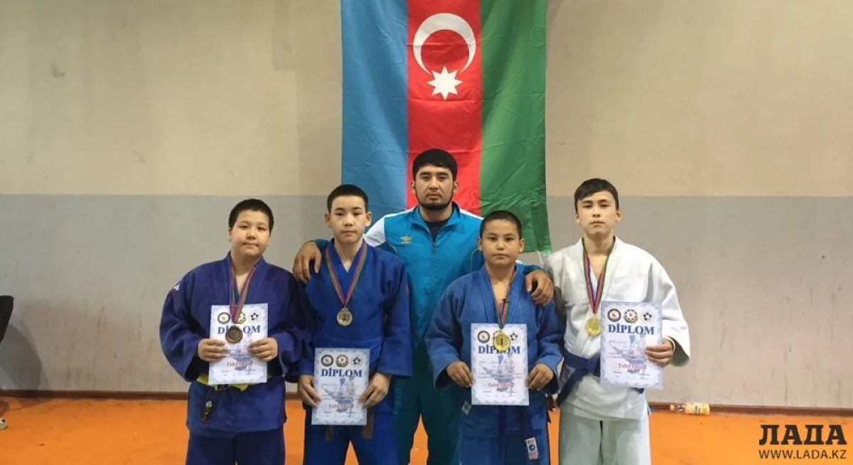 Тренер Ахат Хапанов и медалисты. Фото предоставили в спортшколе &quot;Жастар&quot;
