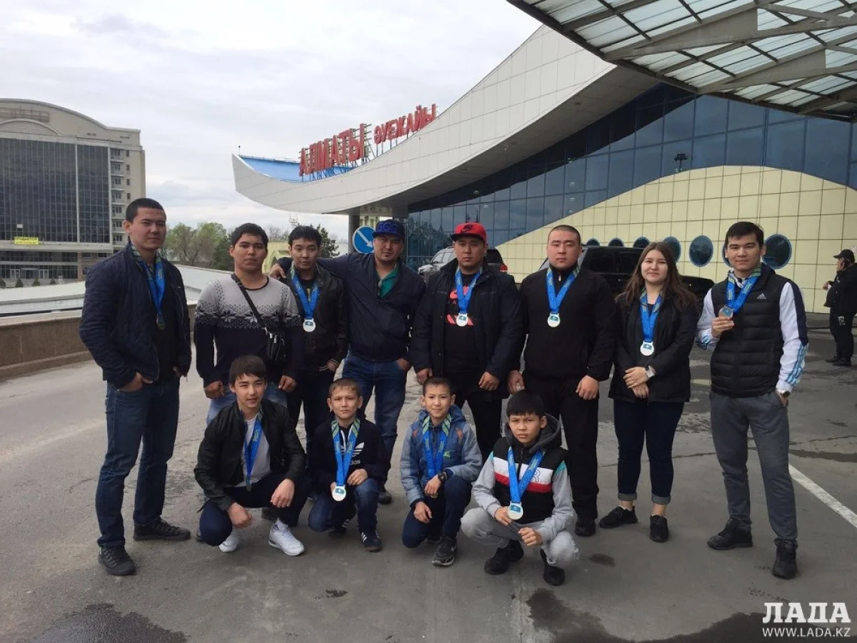 Тренер Марат Досанов и 11 медалистов. Фото предоставлено участниками соревнований